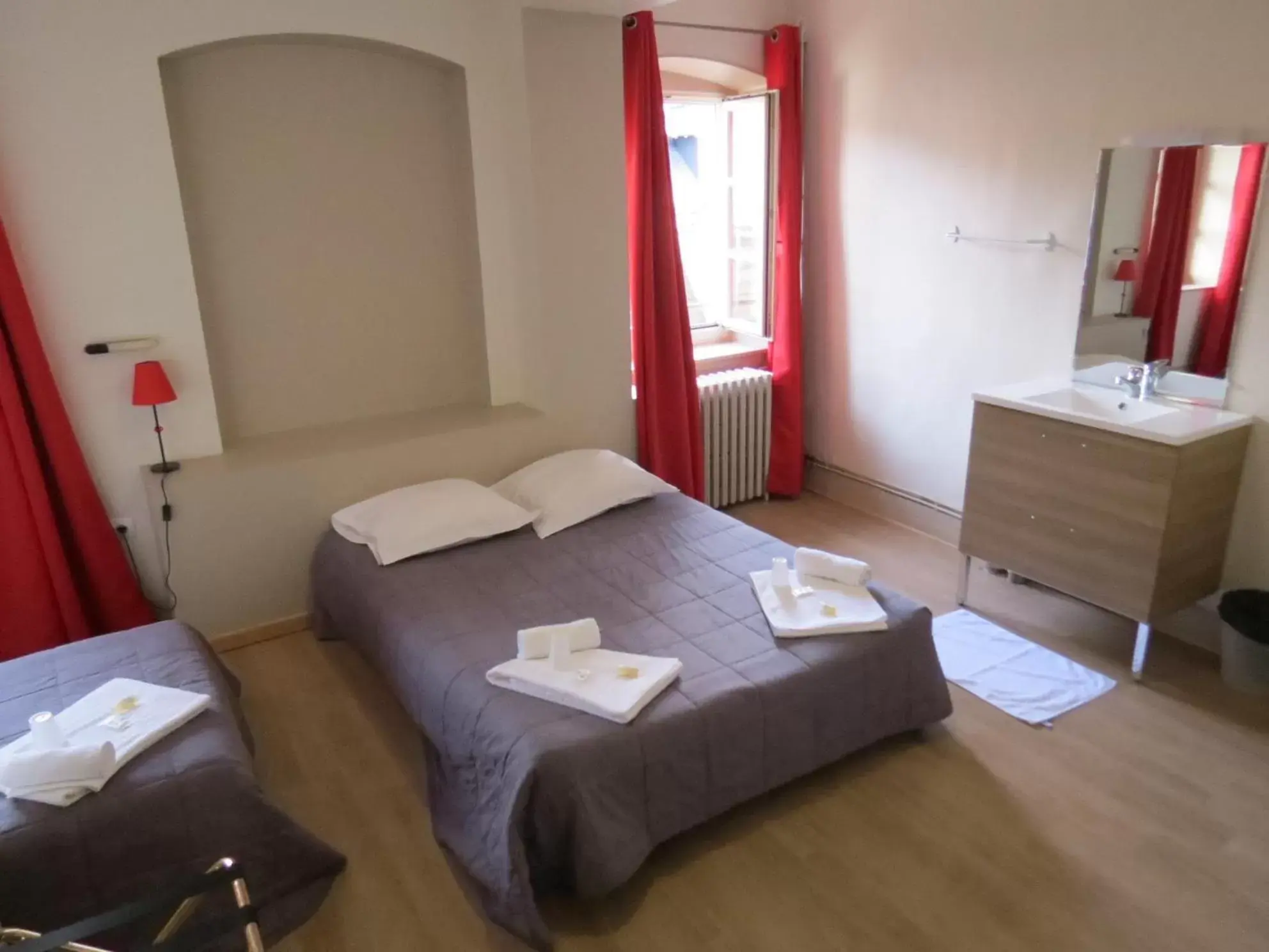 Triple Room with Shared Bathroom in Hôtel Patricia - Strasbourg Hyper Centre