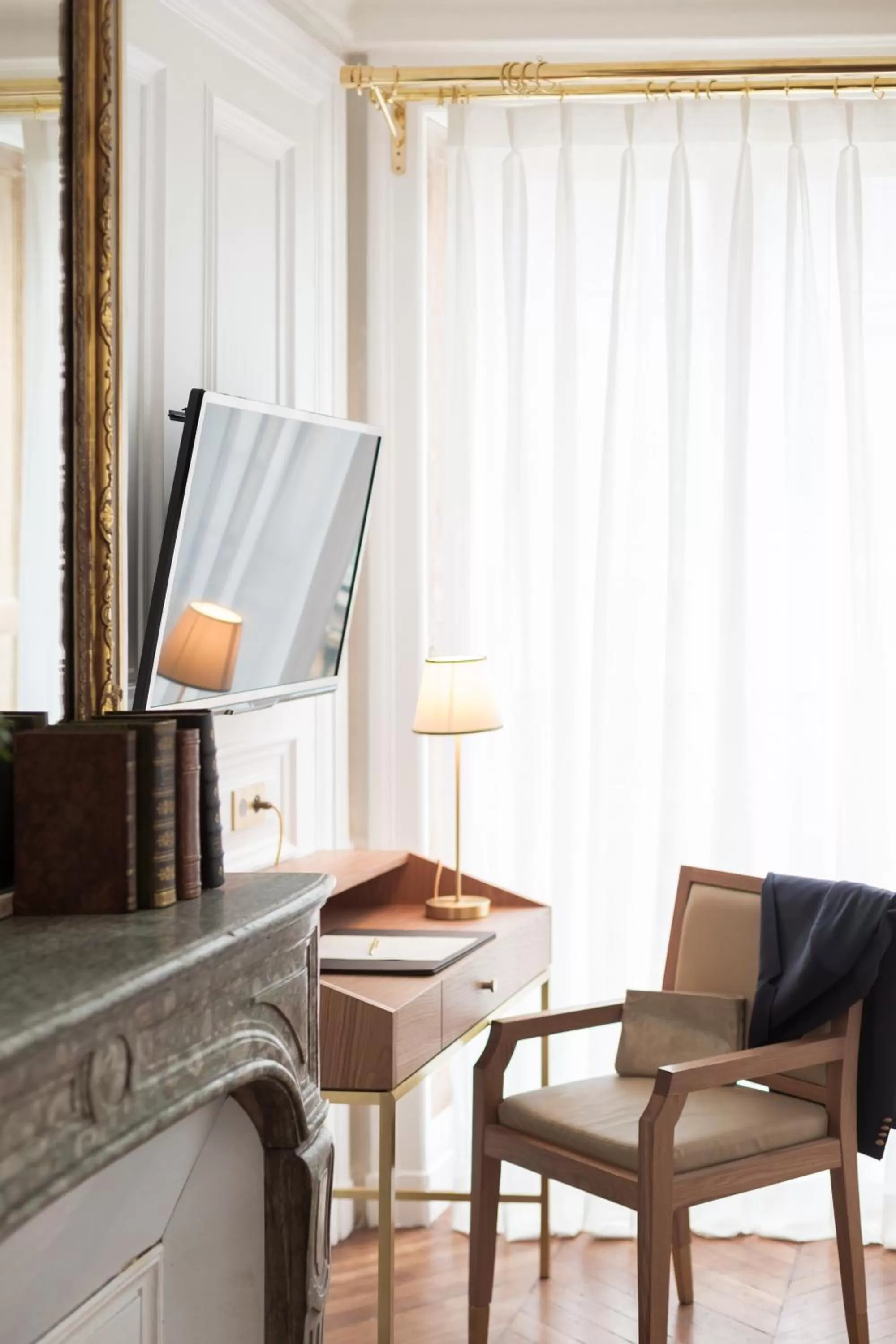 TV and multimedia in Hôtel Alfred Sommier