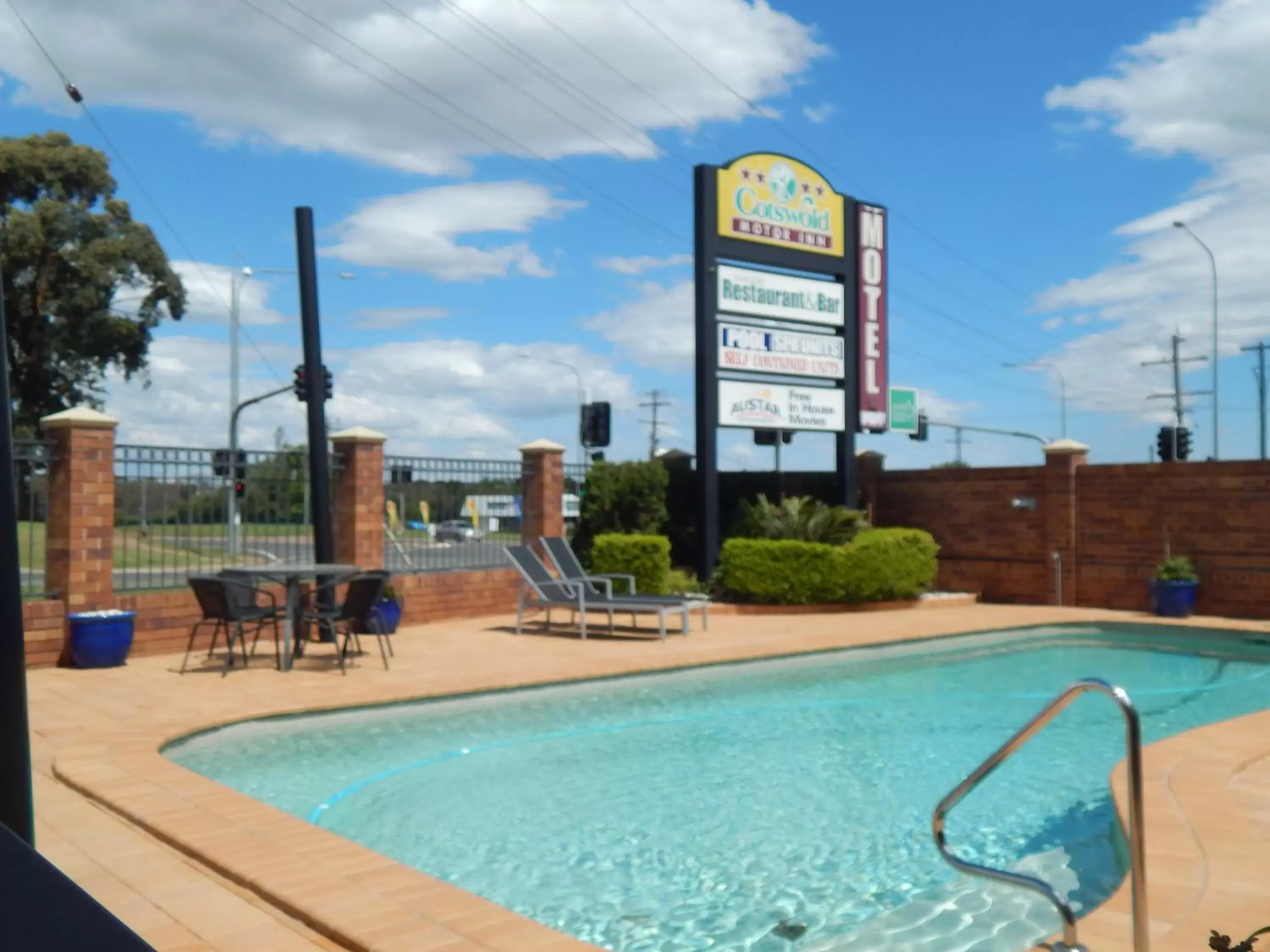 Pool view, Swimming Pool in Cotswold Motor Inn