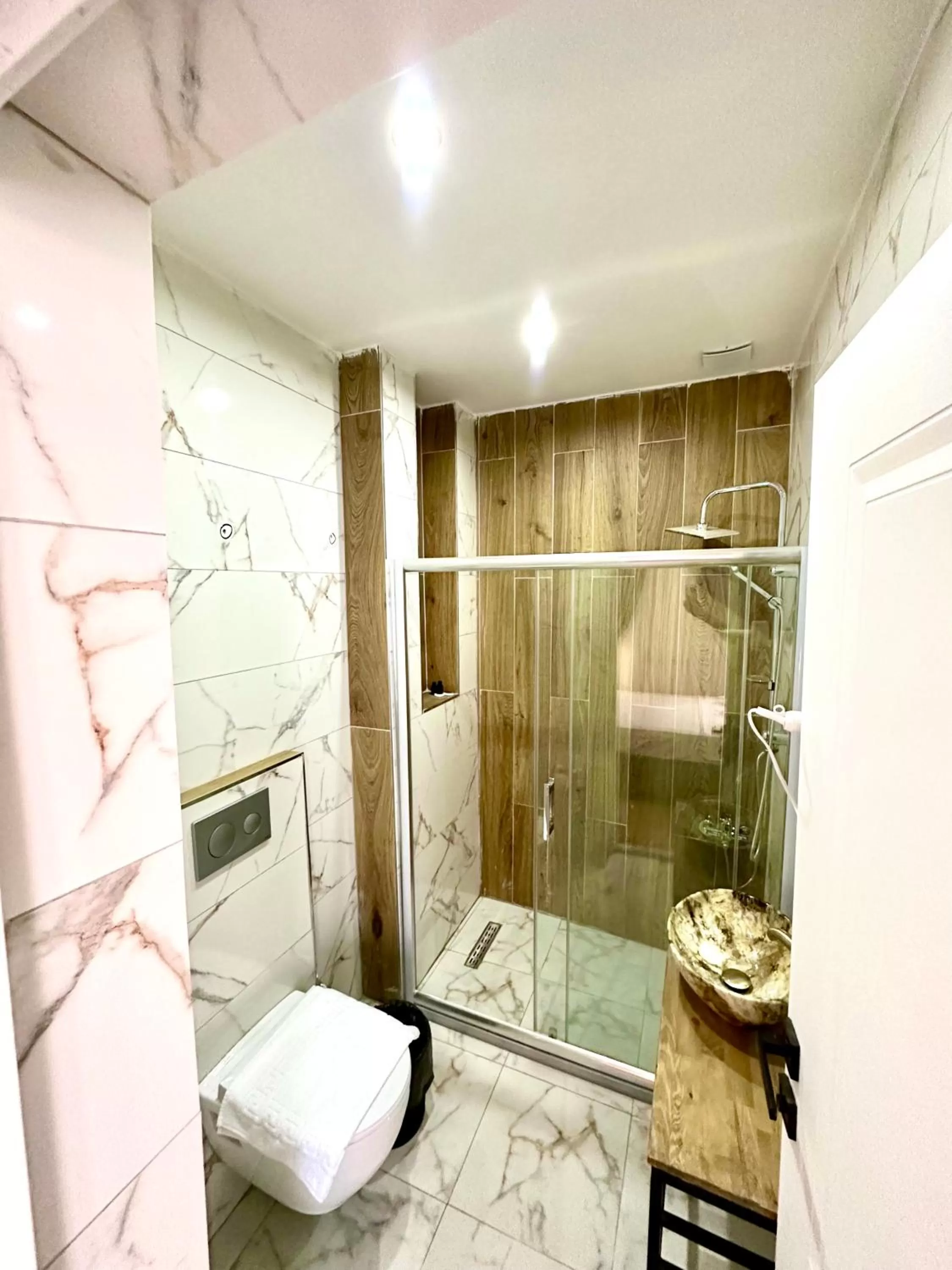 Shower in Newalla Hotel Old City