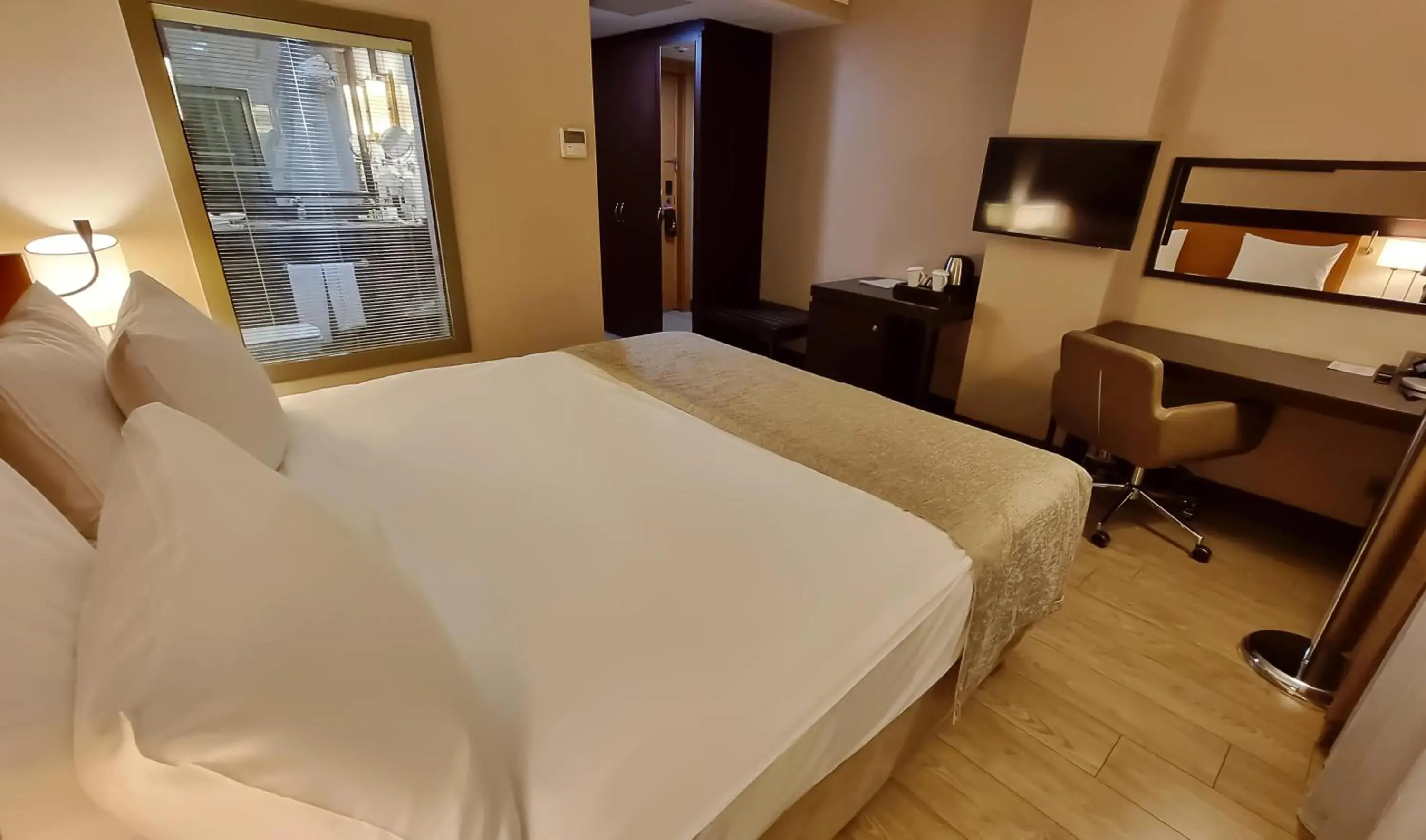 Photo of the whole room, Bed in Port Bosphorus