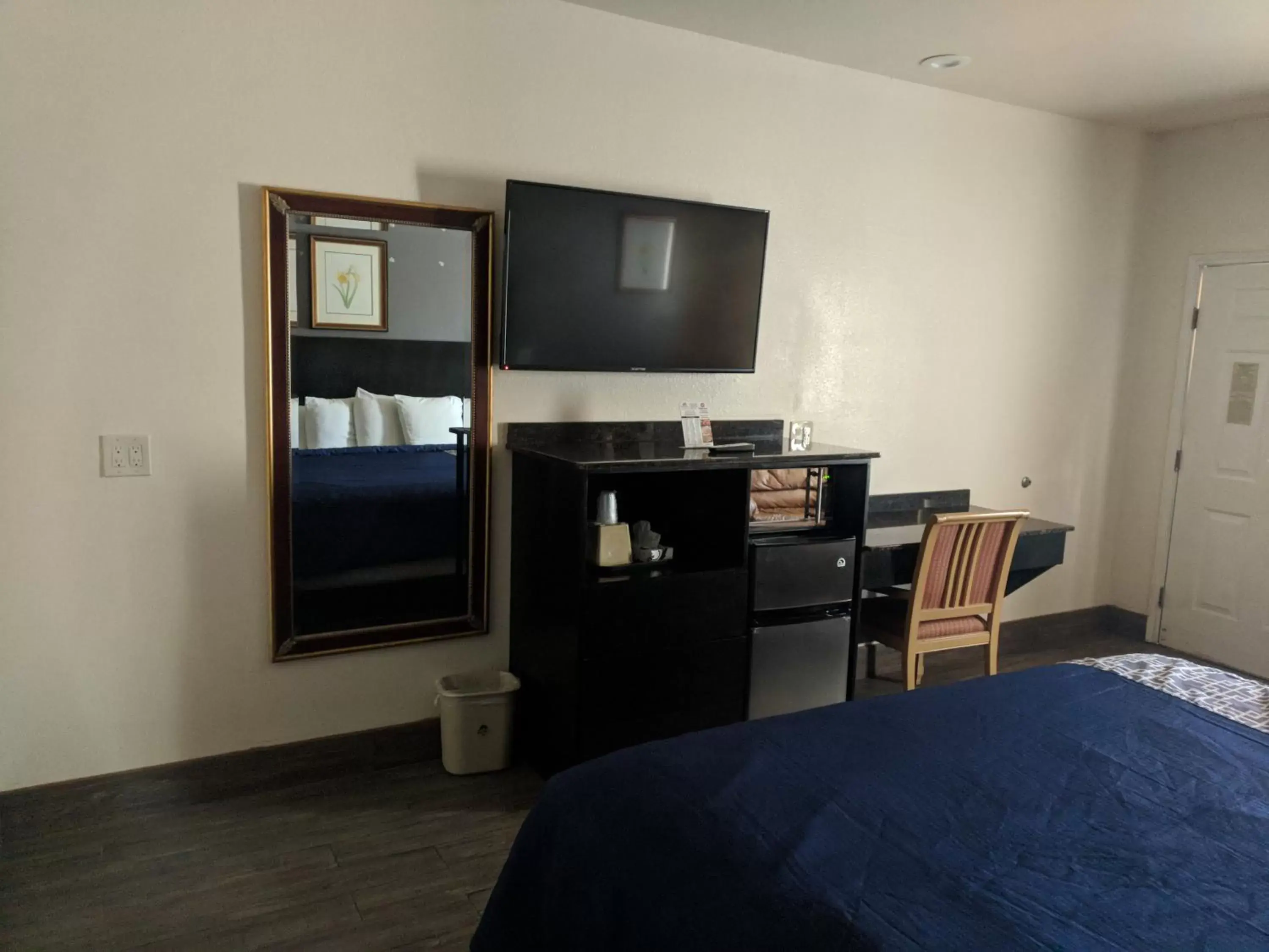 Bedroom, TV/Entertainment Center in Americas Best Value Inn - Brownsville