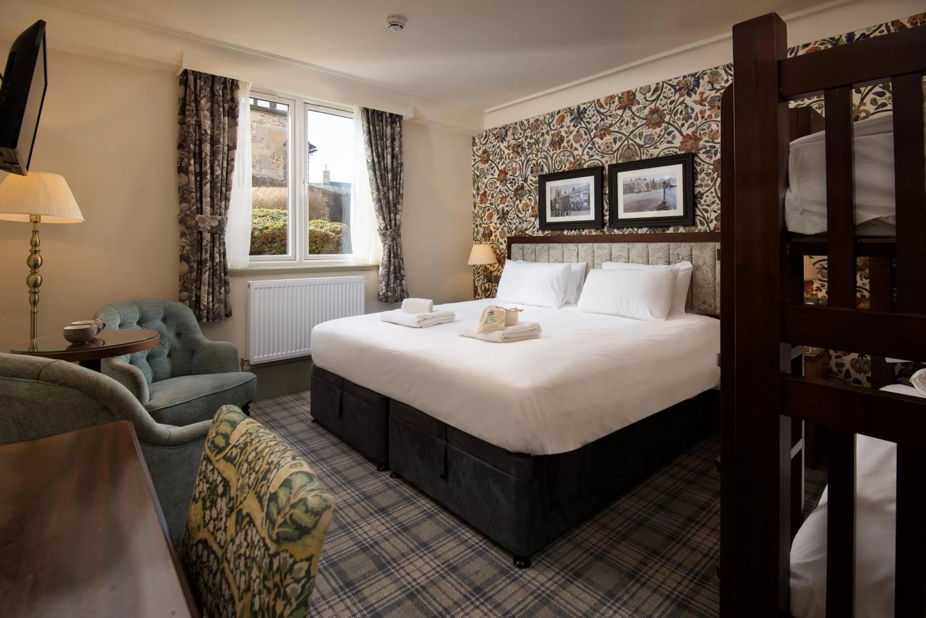 Family, Bed in The Black Swan - The Inn Collection Group