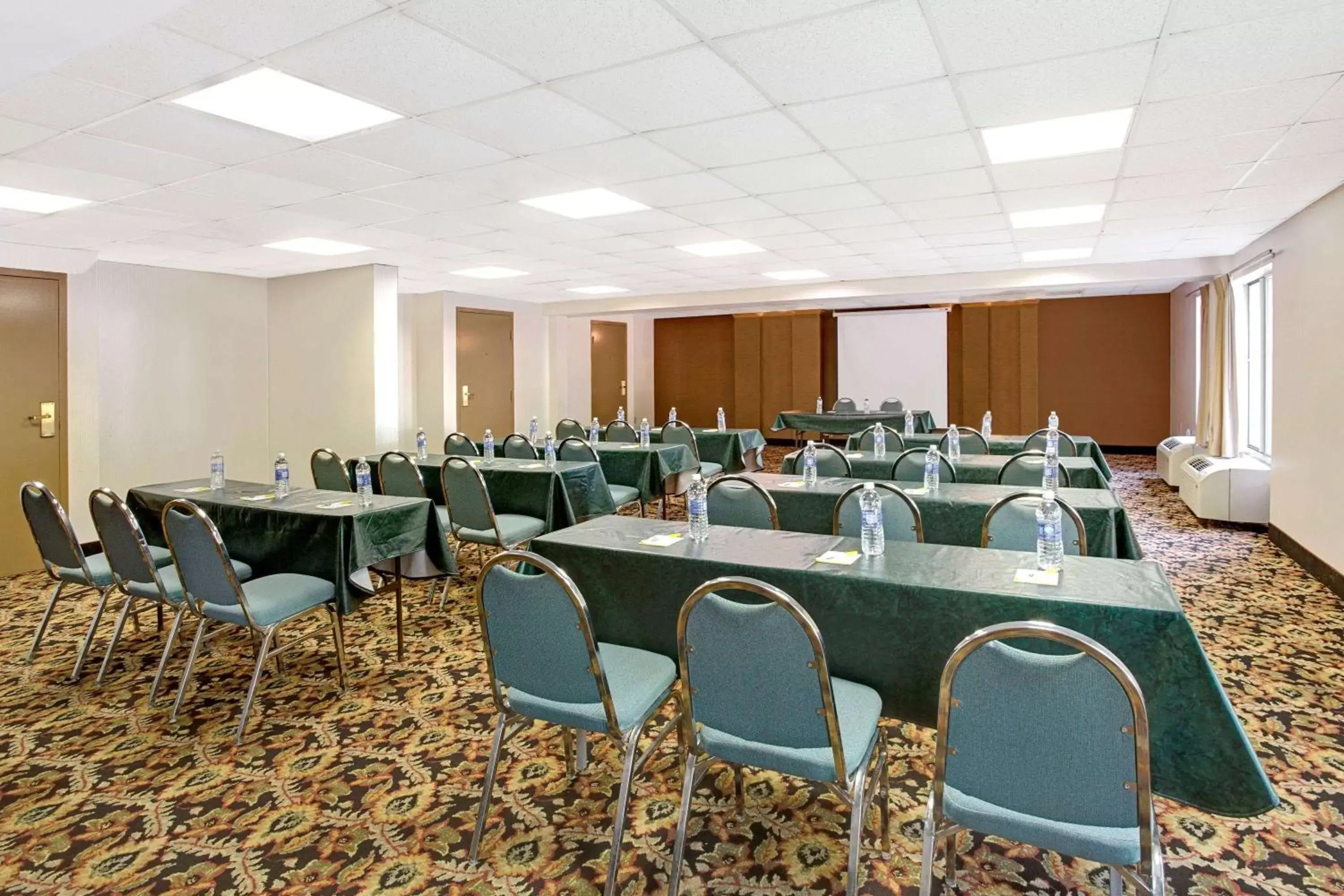 Meeting/conference room in Days Inn by Wyndham Newport News City Center Oyster Point