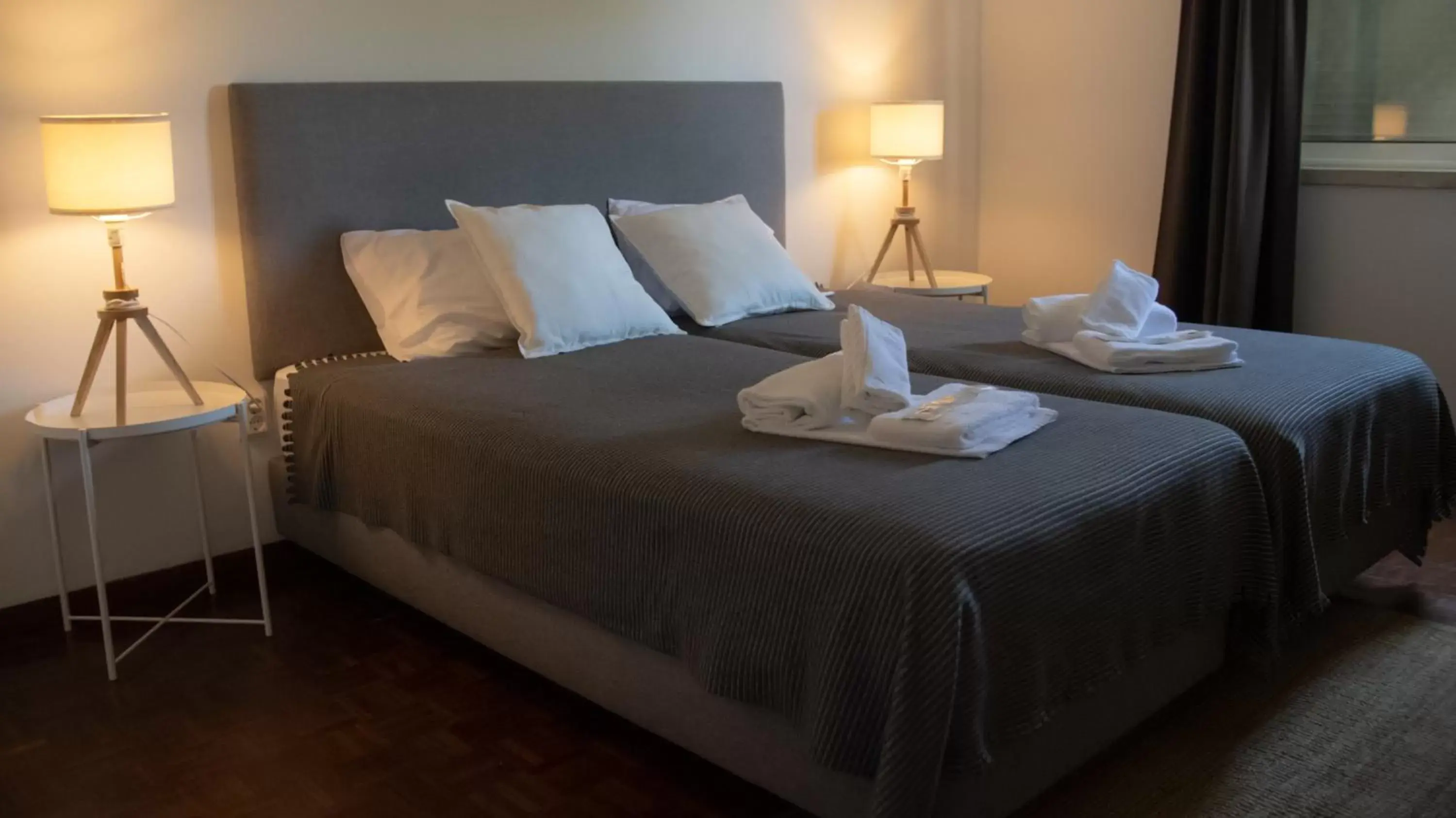 Bed in Pine House - Faro Airport, Beach and City Center