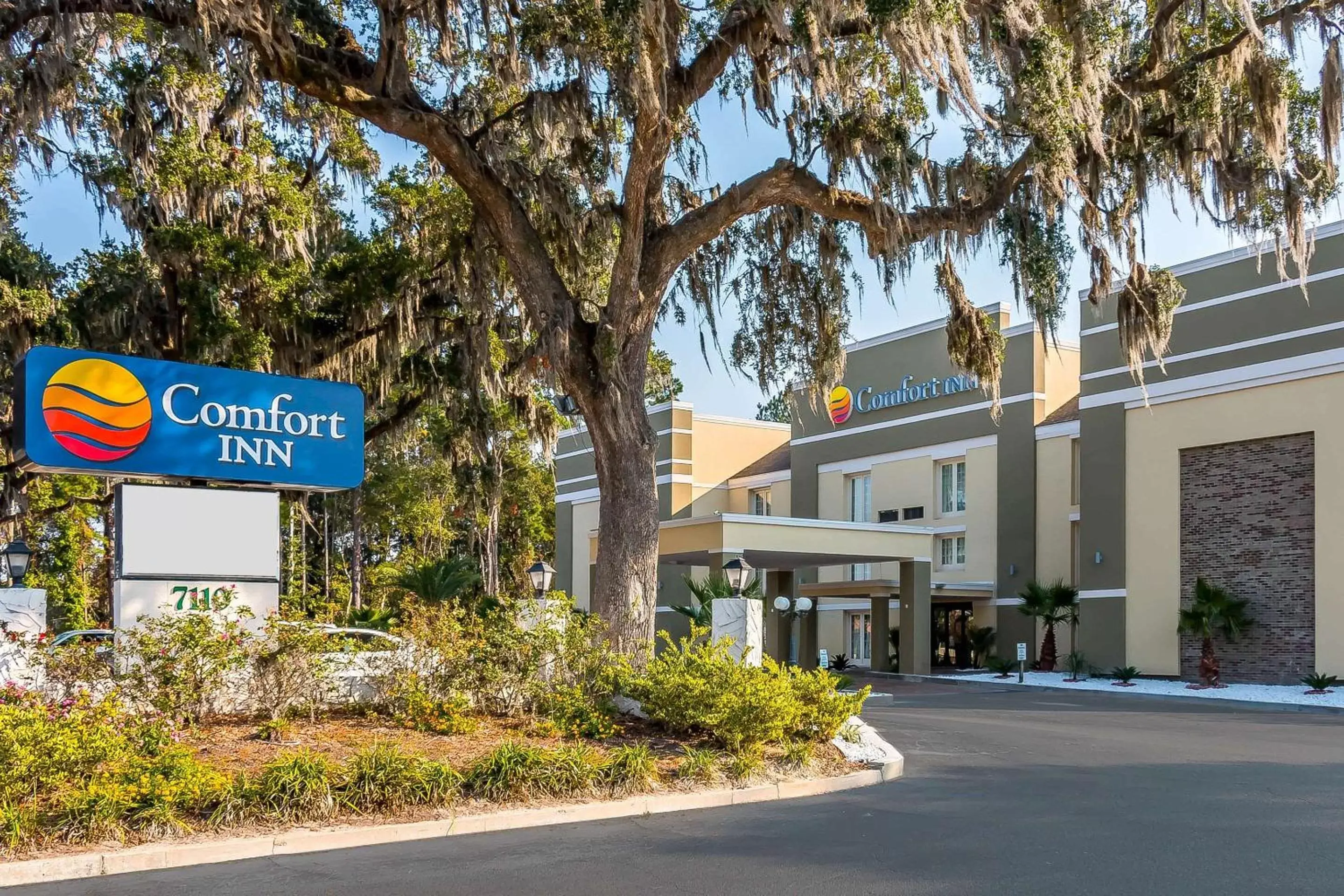 Property building in Comfort Inn Savannah