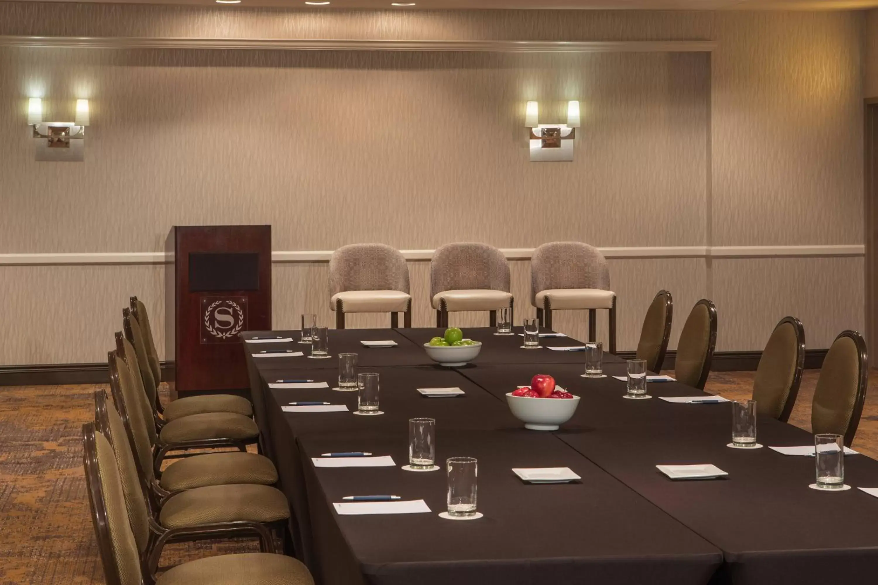 Meeting/conference room in Sheraton Suites Chicago Elk Grove
