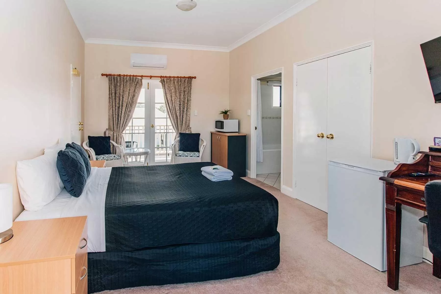 Bedroom in Settlers Hotel York