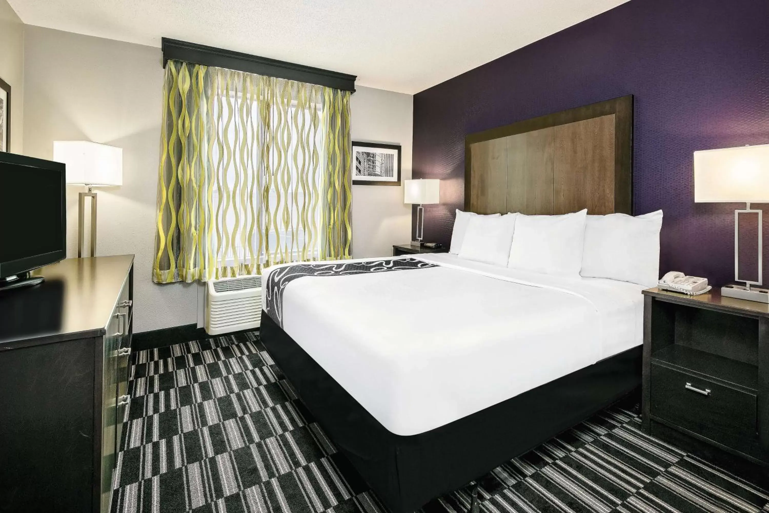 Queen Room with Bath Tub - Mobility/Hearing Accessible - Non-Smoking in La Quinta by Wyndham Houston North-Spring Queen Room with Bath Tub - Mobility/Hearing Accessible - Non-Smoking in La Quinta by Wyndham Houston North-Spring