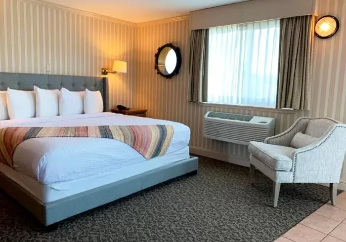 Queen Room with Sofa Bed, Kitchenette and Jacuzzi in Coachman Inn Oak Harbor Queen Room with Sofa Bed, Kitchenette and Jacuzzi in Coachman Inn Oak Harbor