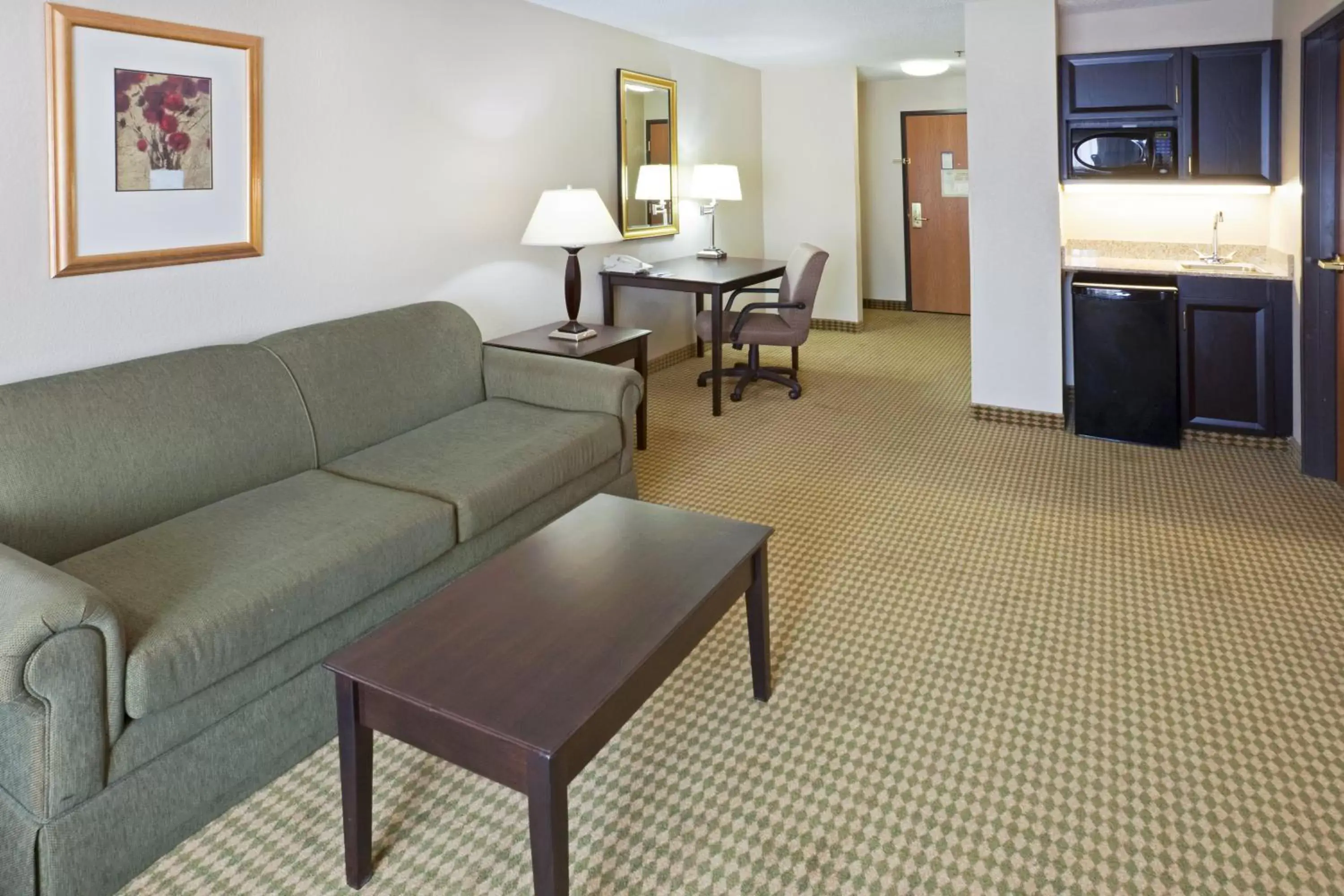 Living room, Seating Area in Holiday Inn Express Hotel and Suites Fort Worth/I-20