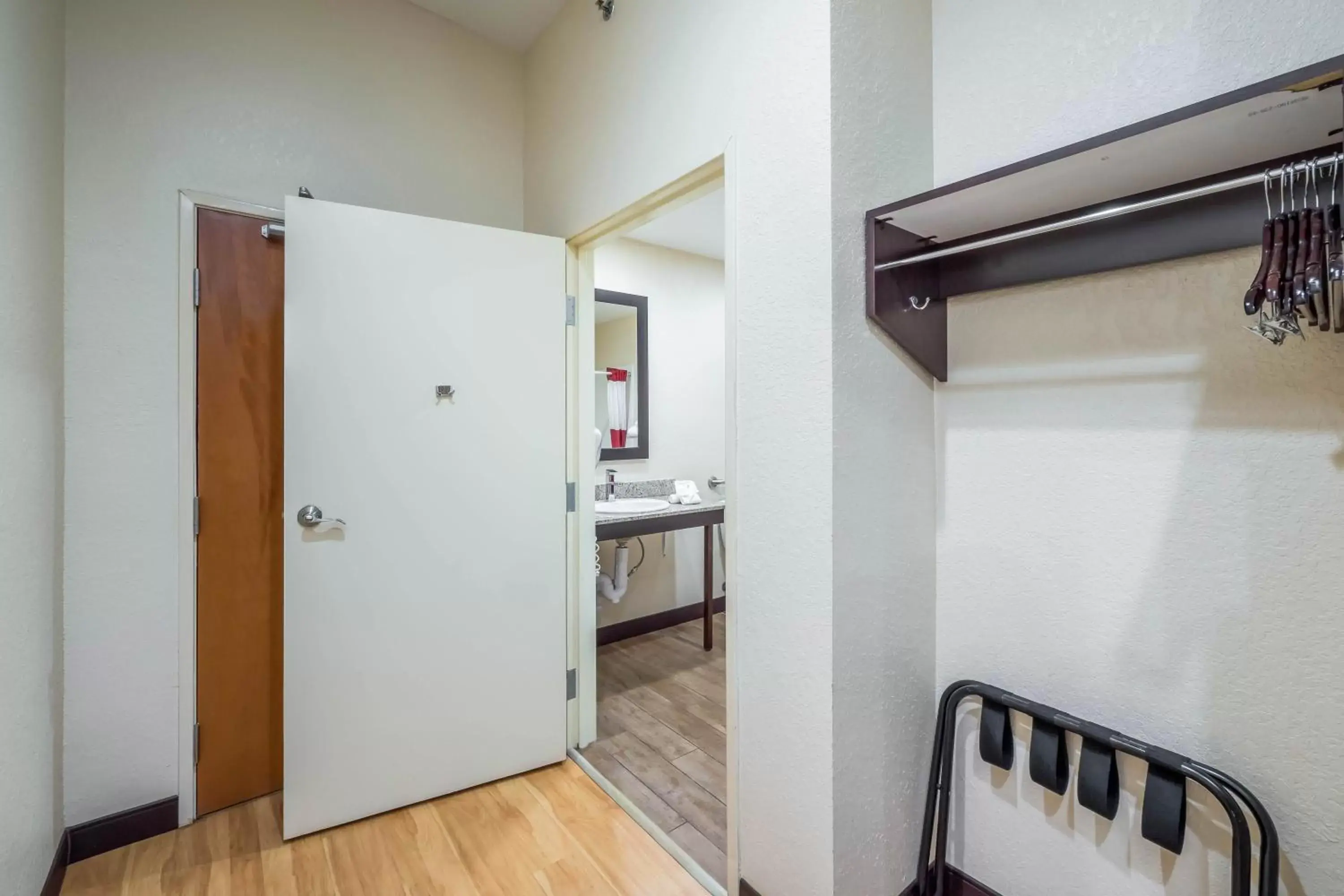 Photo of the whole room, Kitchen/Kitchenette in Red Roof Inn Ocala