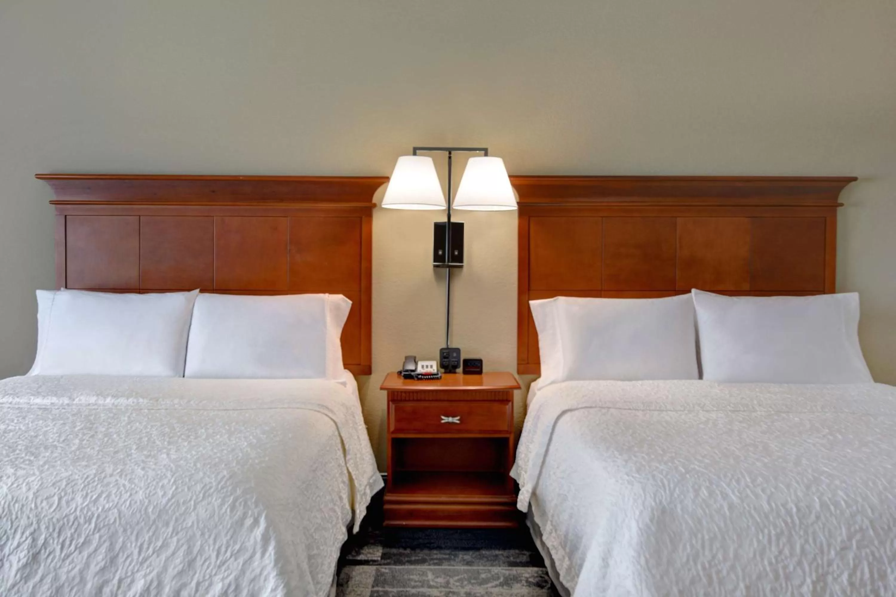 Bed in Hampton Inn & Suites Birmingham-Hoover-Galleria