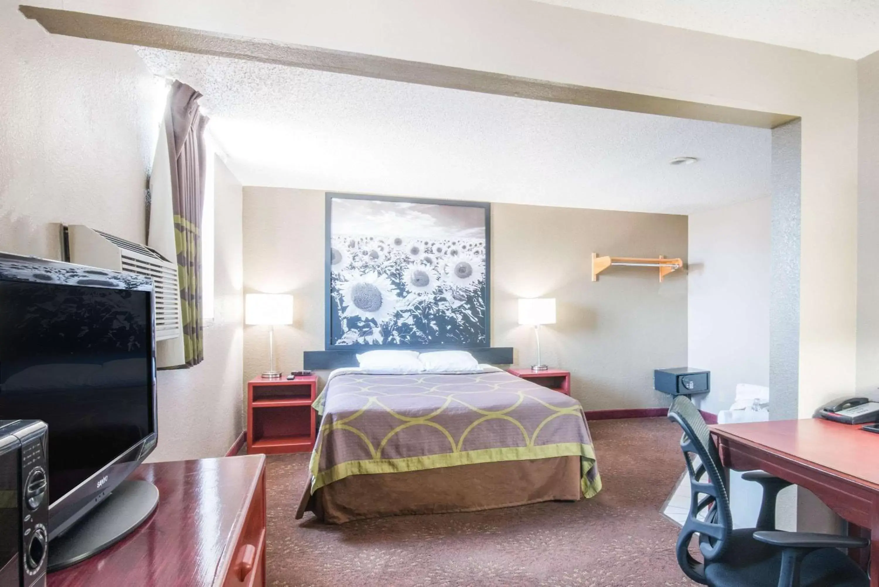 Photo of the whole room, Bed in Super 8 by Wyndham Jamestown