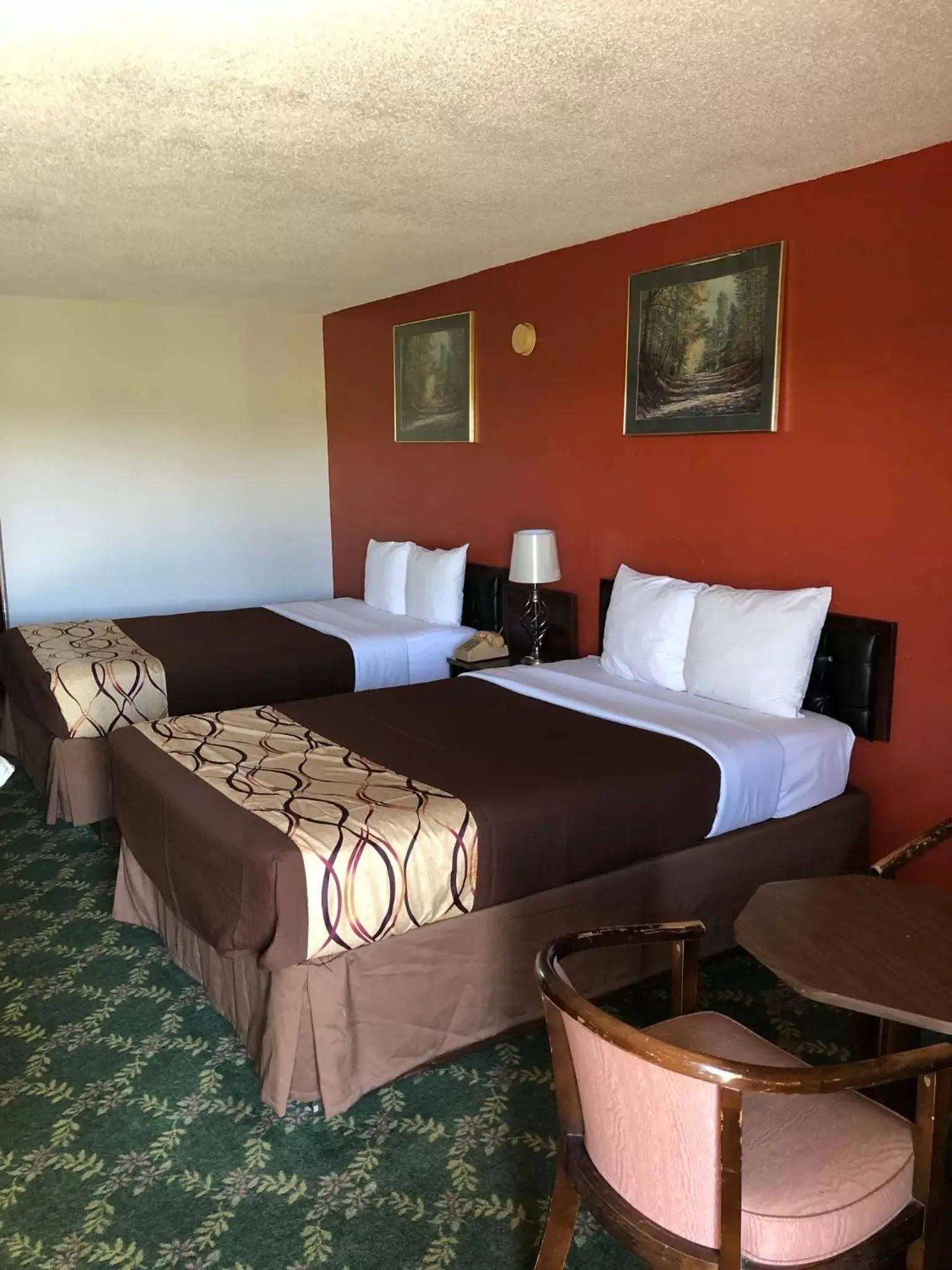 Bed in Budget Host Inn