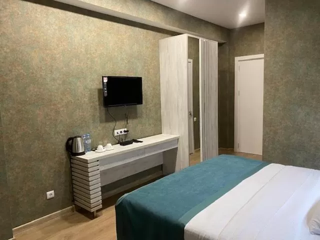 Standard Double or Twin Room in Round Garden Hotel