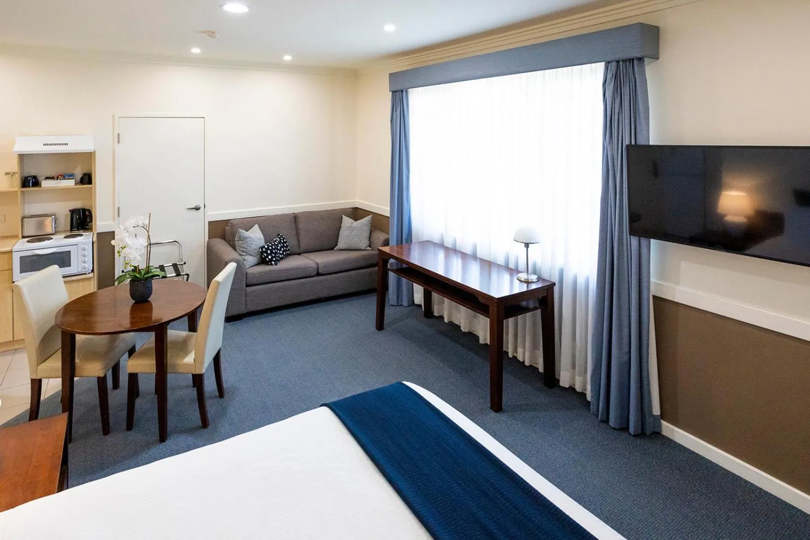 Bed in Hawkesbury Race Club Motel