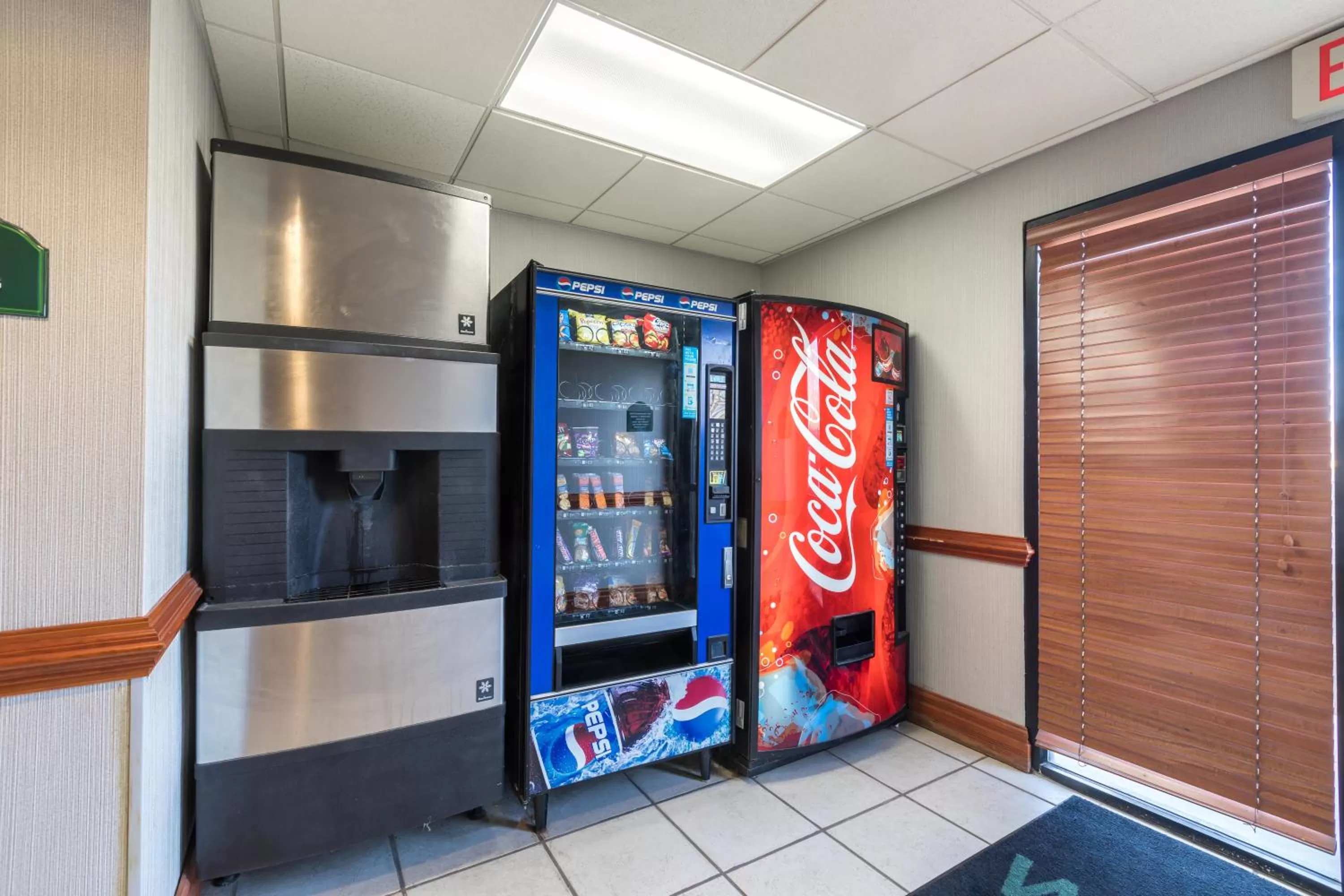 Food and drinks in Wingate by Wyndham Charlotte Concord Mills/Speedway