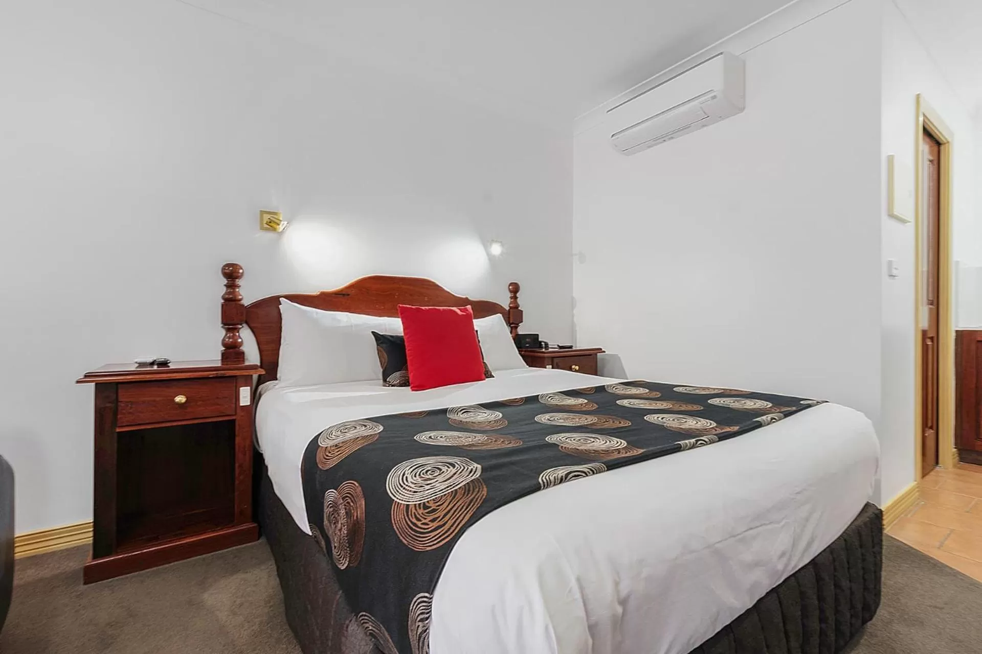 Bed in Georgian Motor Lodge