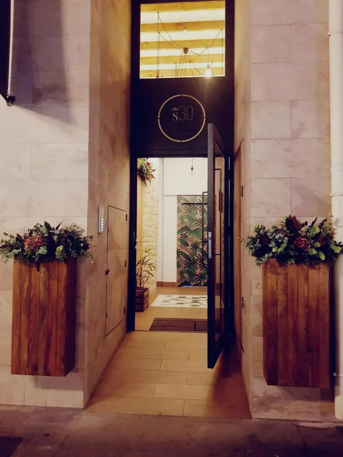 Facade/entrance in S30 Reina Victoria Facade/entrance in S30 Reina Victoria