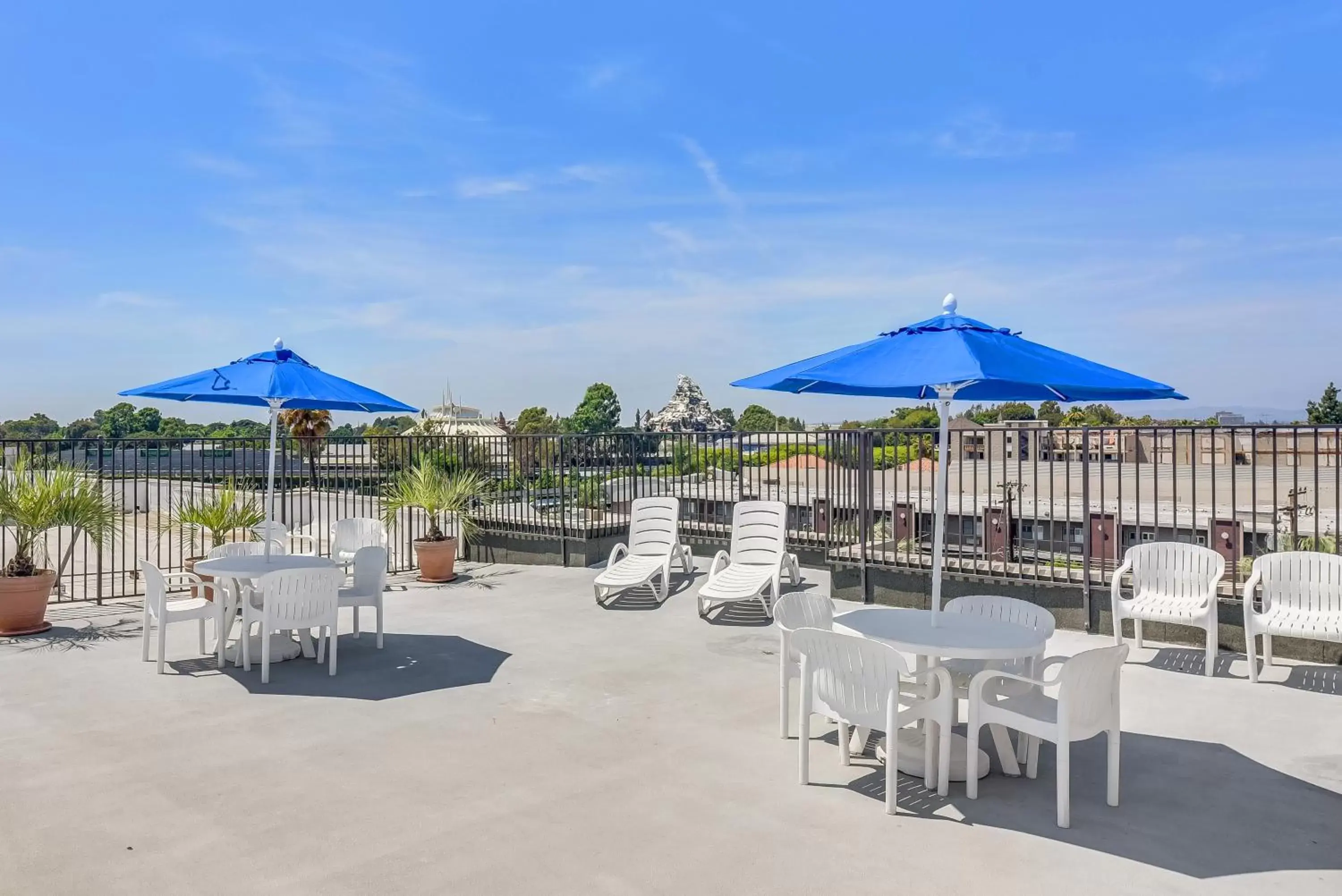 View (from property/room), Restaurant/Places to Eat in Anaheim Desert Inn & Suites