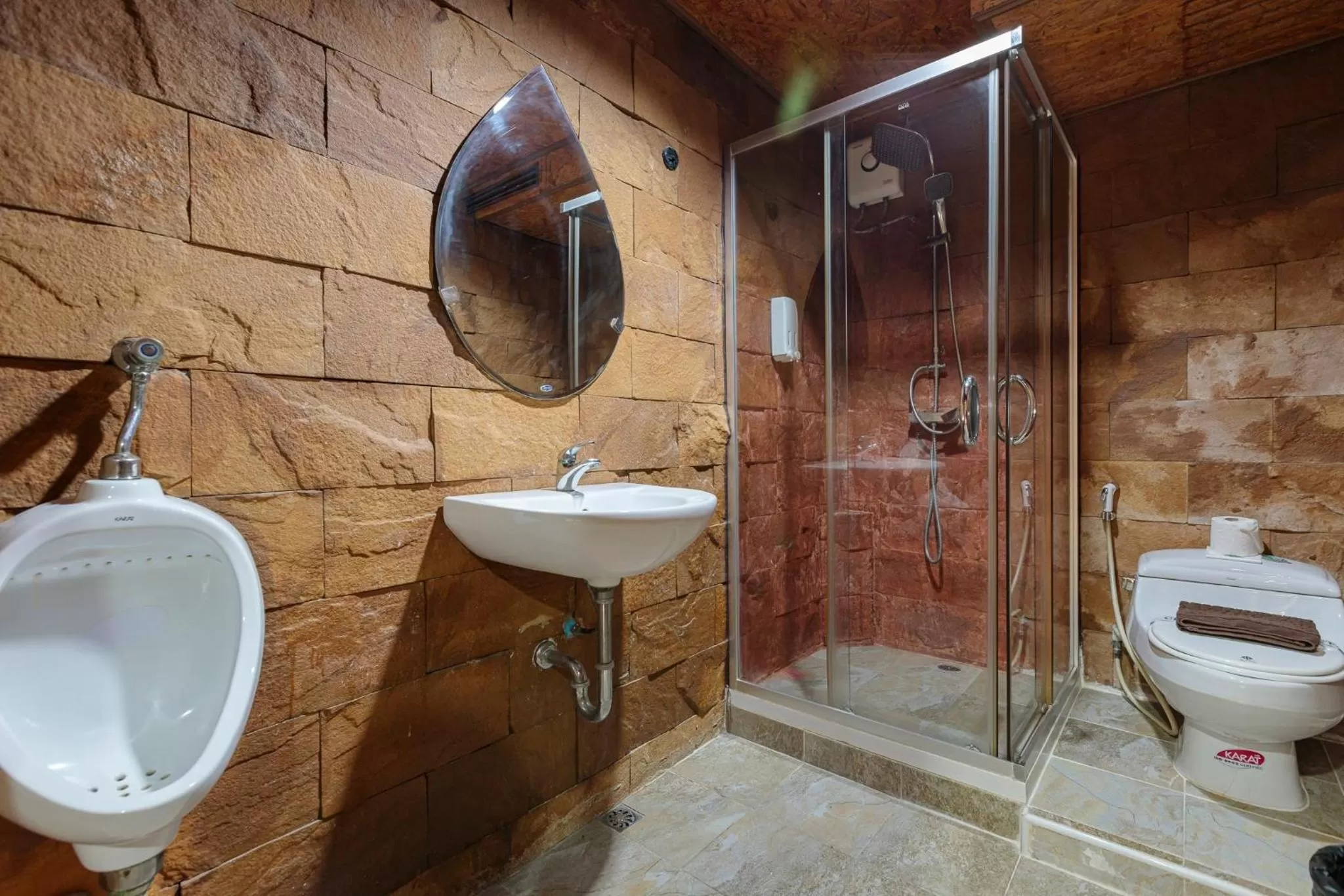 Bathroom in PJ Watergate Hotel