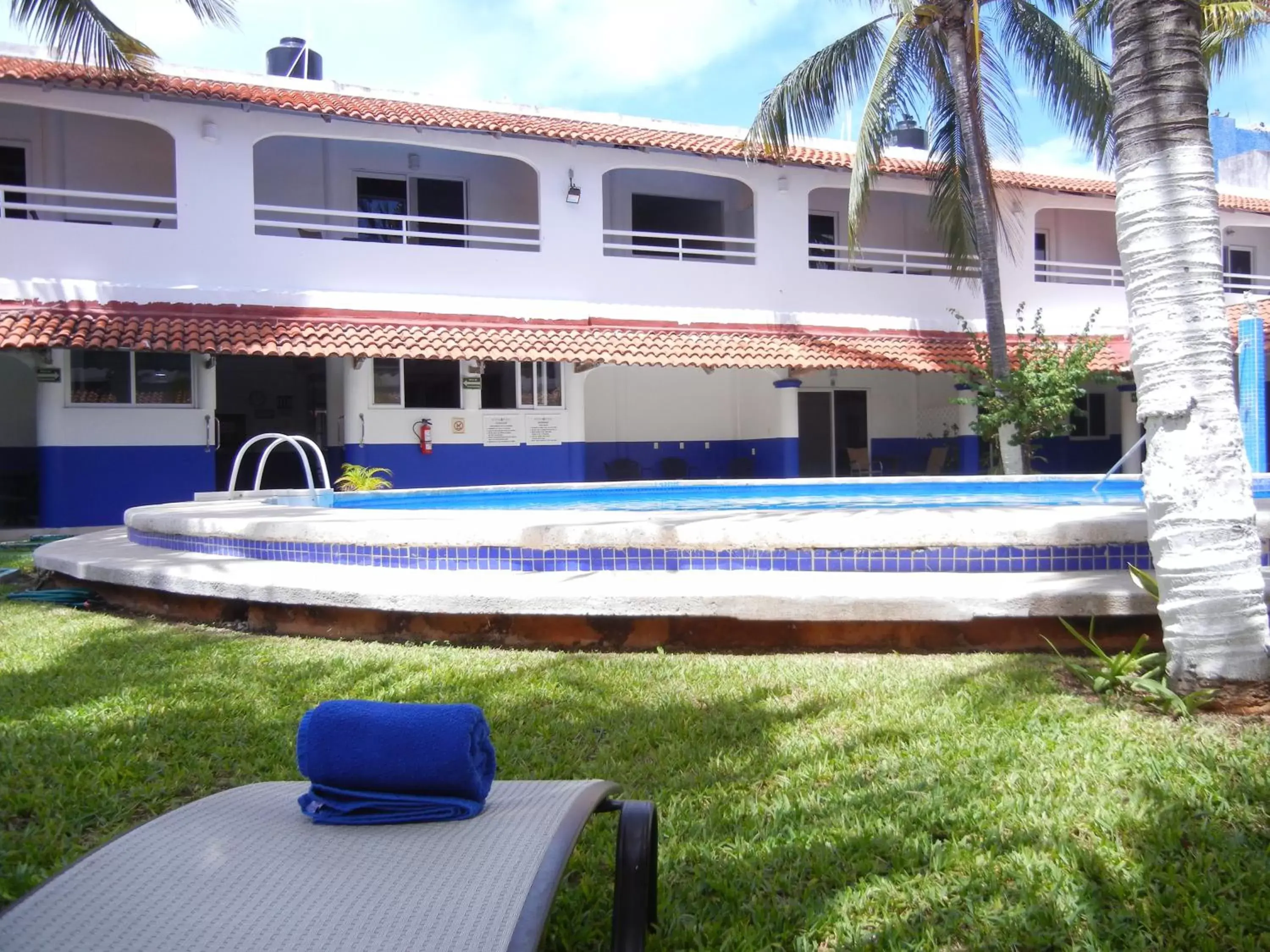 Swimming Pool in Hotel Plaza Almendros