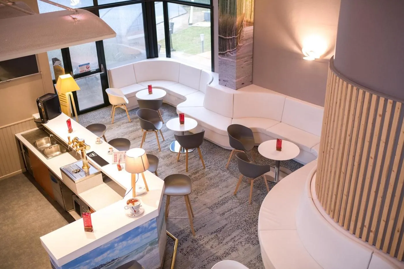 Lounge or bar in The Originals City, Hôtel Le Sextant, Toulouse Sud