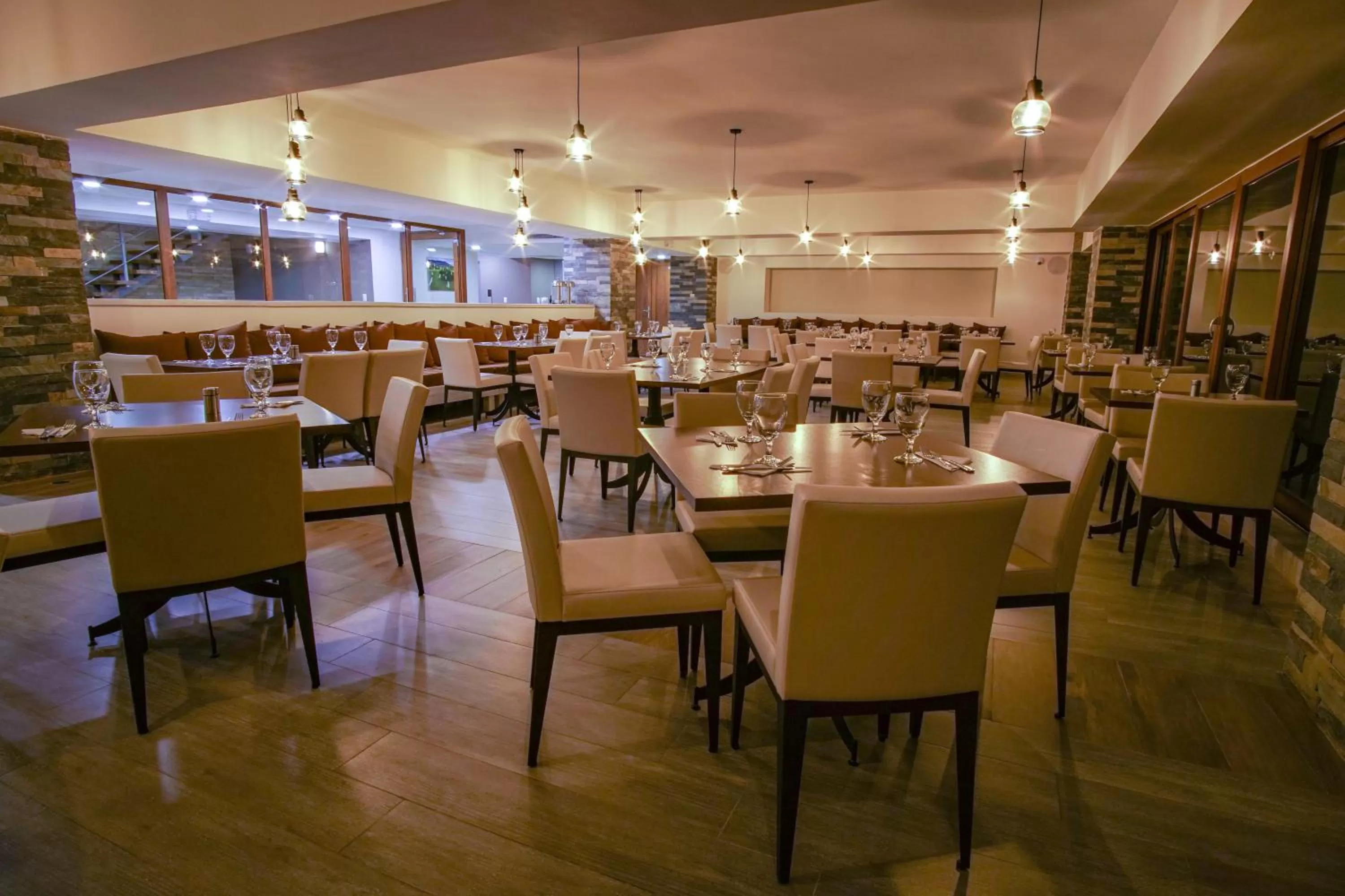 Restaurant/places to eat in Satama Hotel