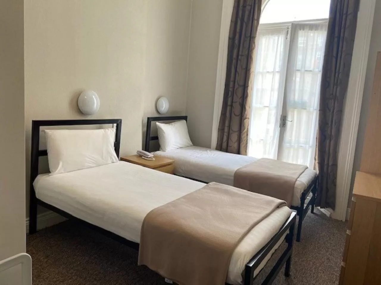 Bedroom, Bed in Lords Hotel