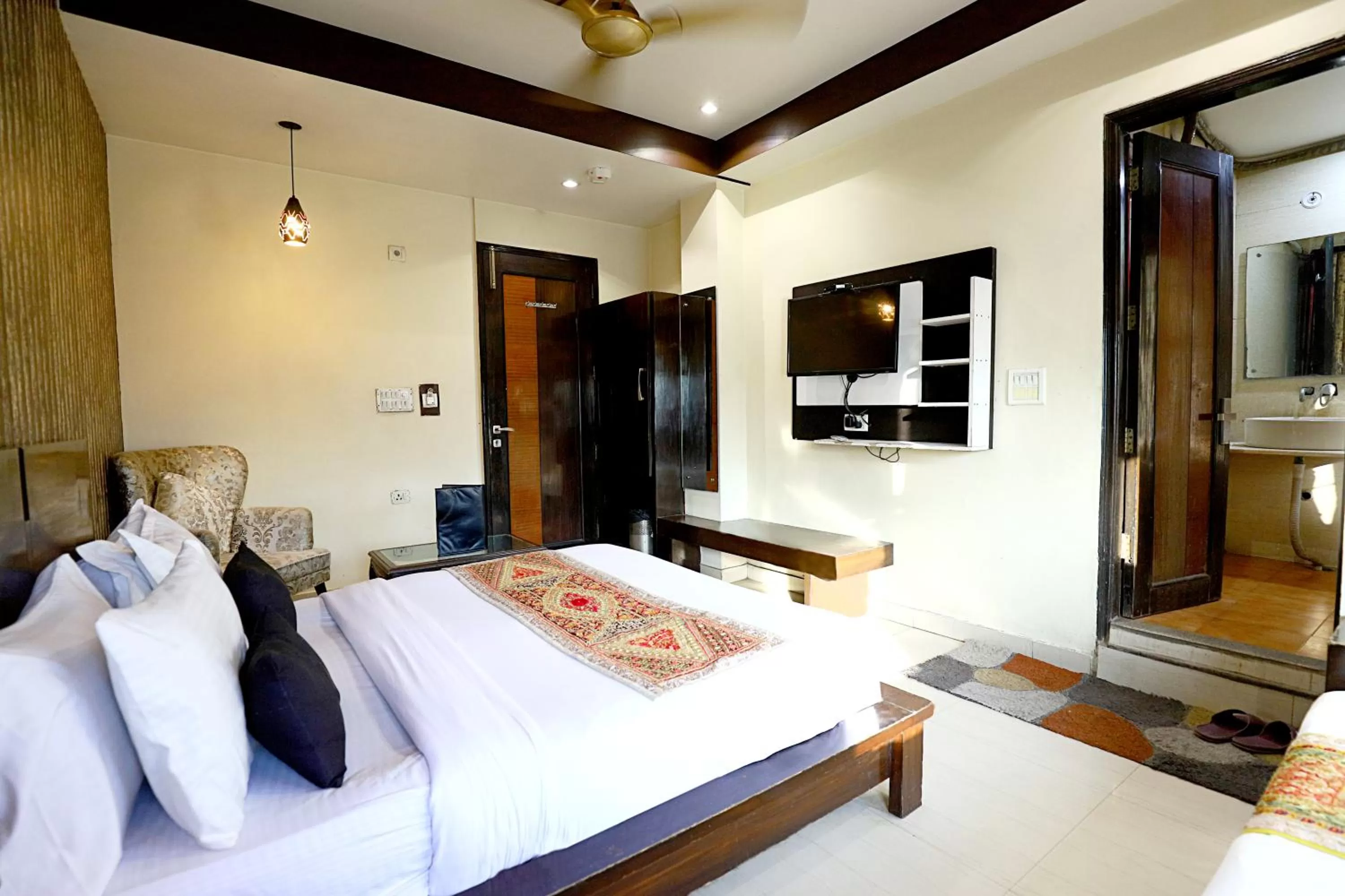 TV and multimedia, Bed in Staybook - Hotel City Stories - By Aira Xing, Paharganj, New Delhi