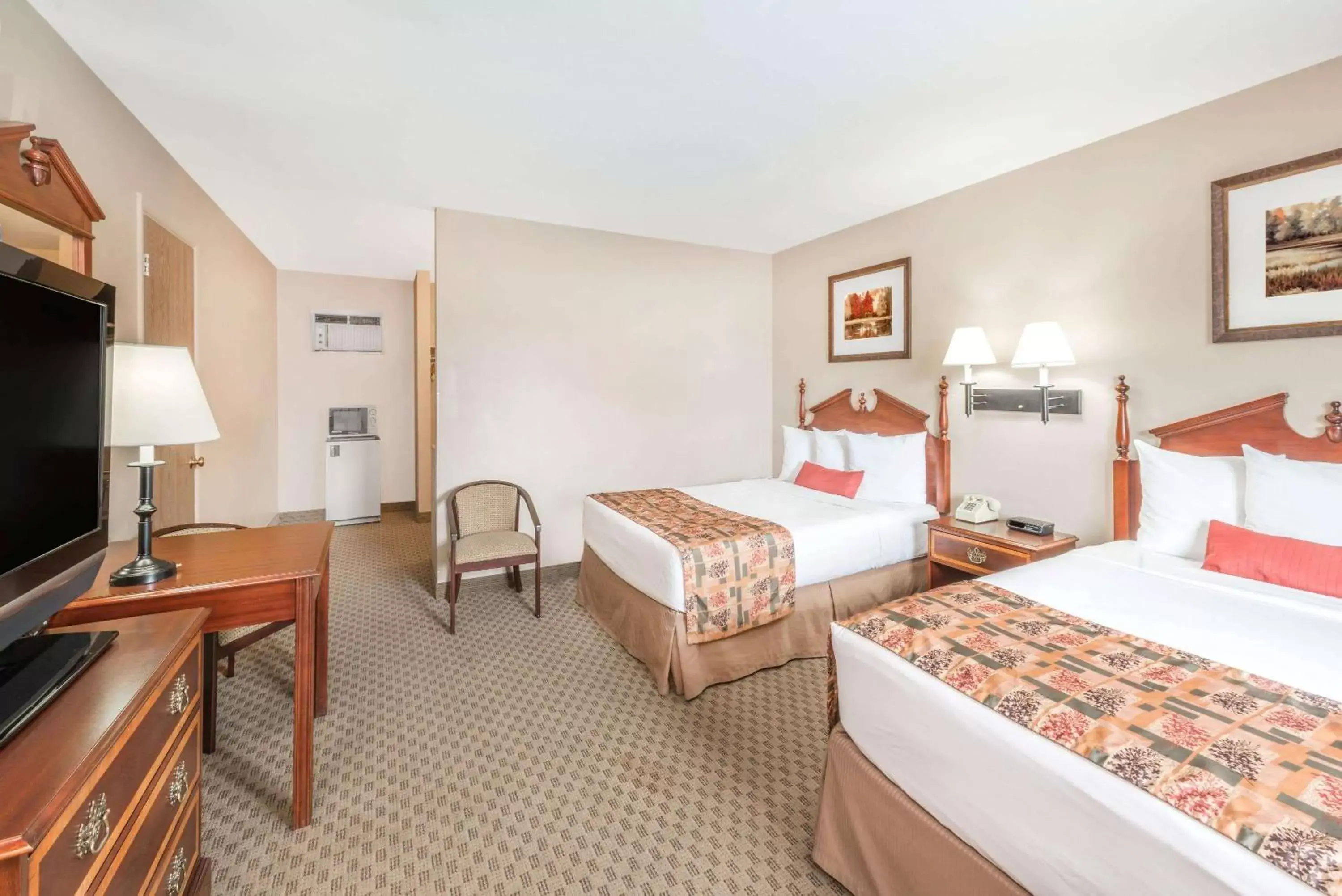 Photo of the whole room, Bed in Days Inn by Wyndham Show Low