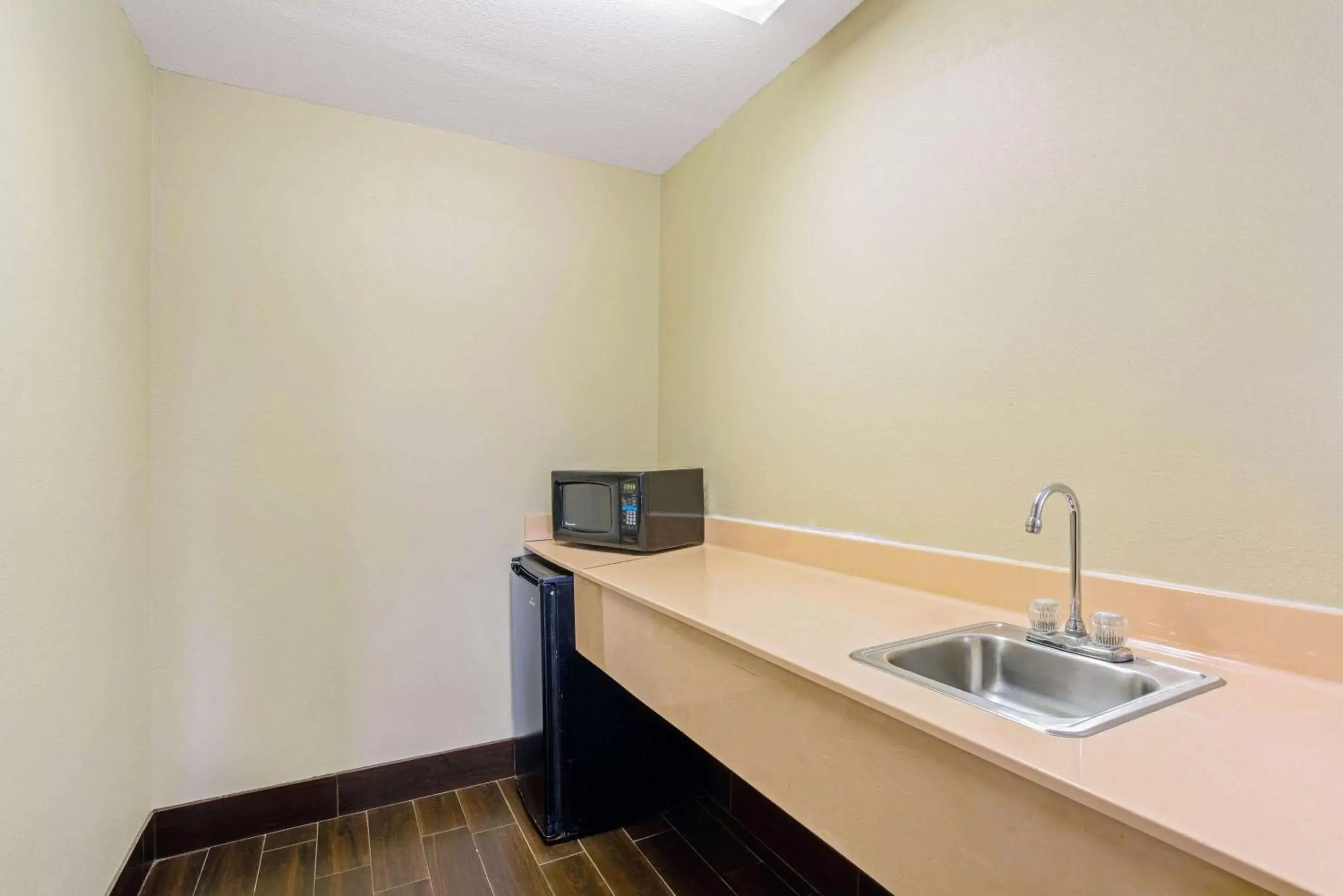 Photo of the whole room, Kitchen/Kitchenette in La Quinta Inn by Wyndham Moss Point - Pascagoula