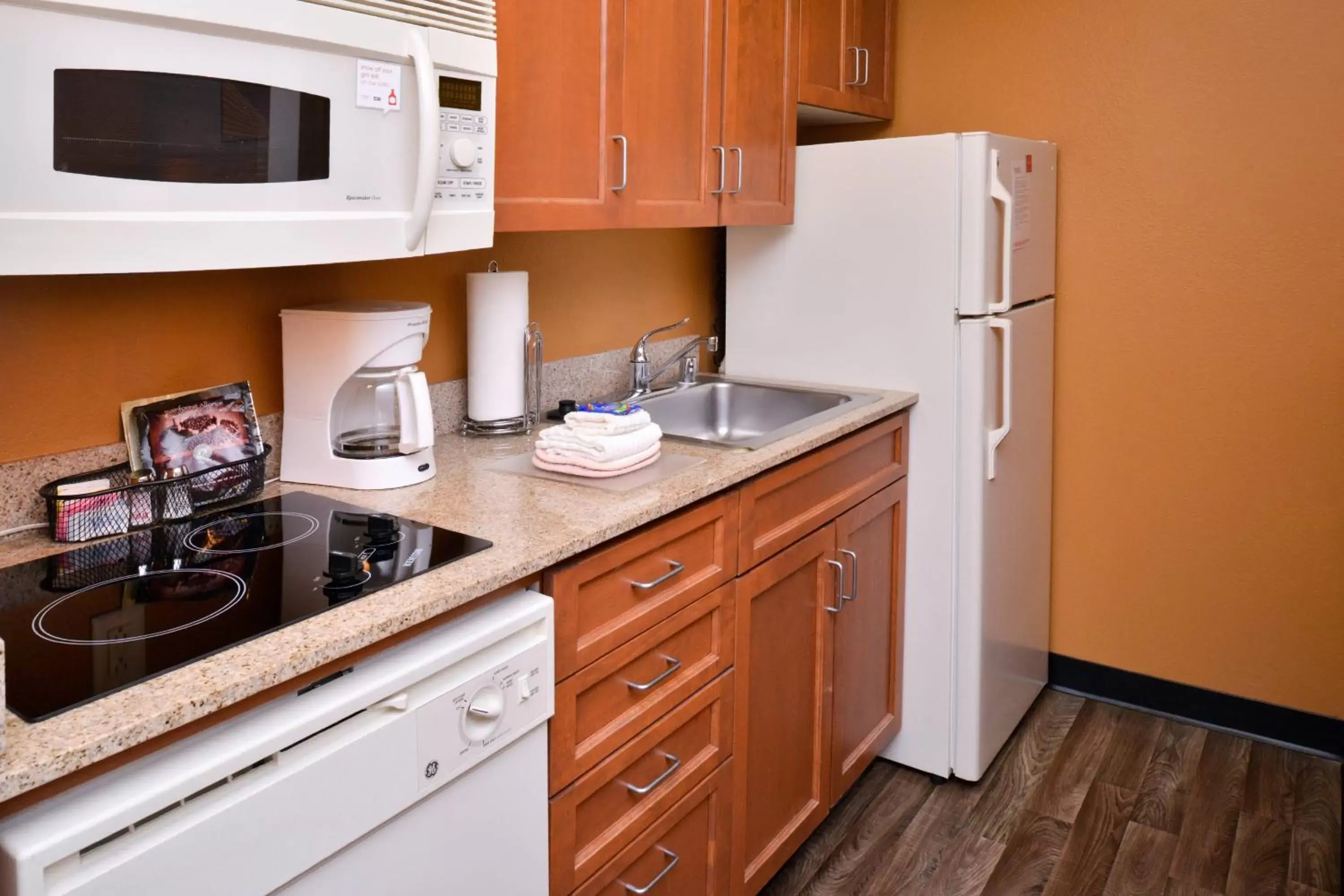 Kitchen or kitchenette, Kitchen/Kitchenette in TownePlace Suites by Marriott Ontario Airport