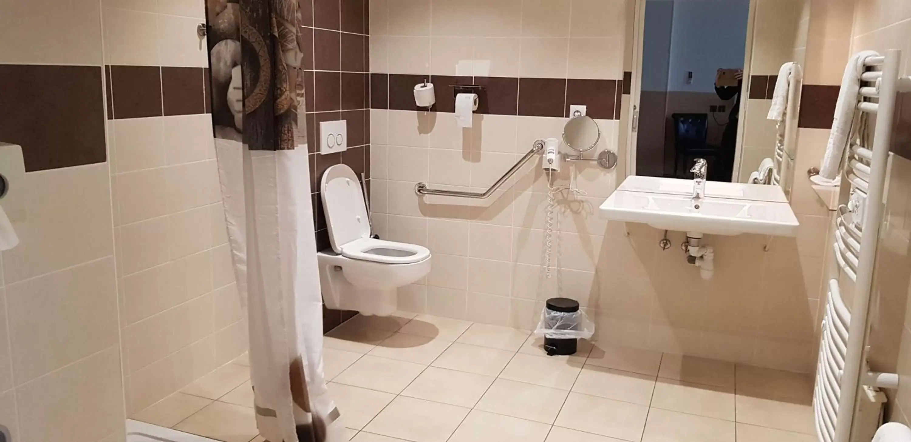 Bathroom in Best Western Hotel Ile de France