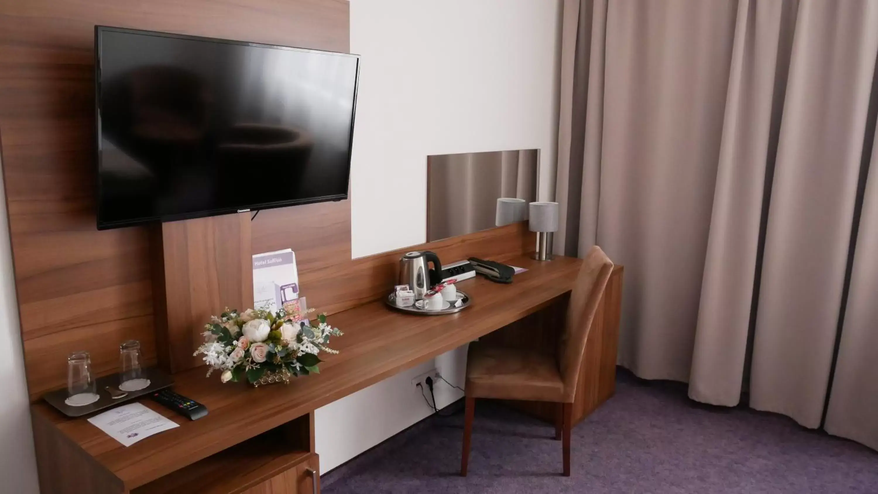 TV and multimedia, TV/Entertainment Center in Hotel Saffron