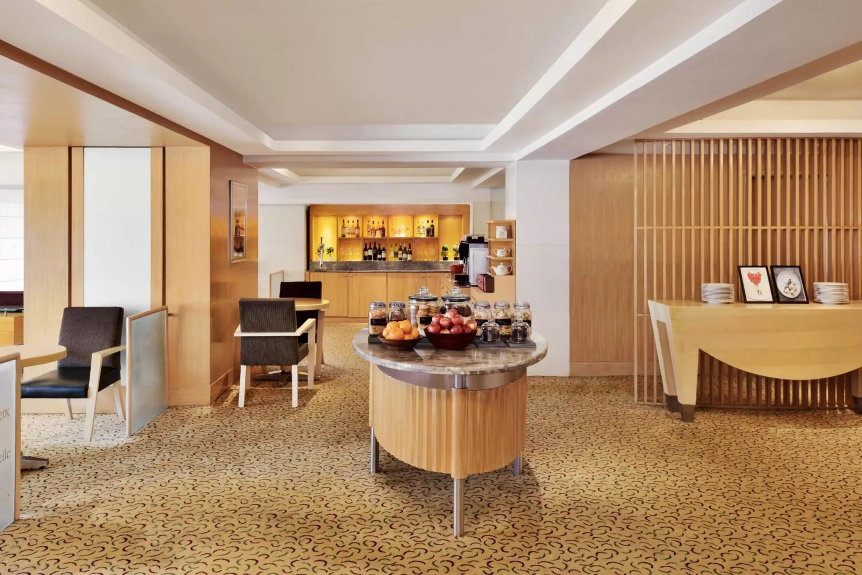 Lounge or bar in Courtyard by Marriott Chennai