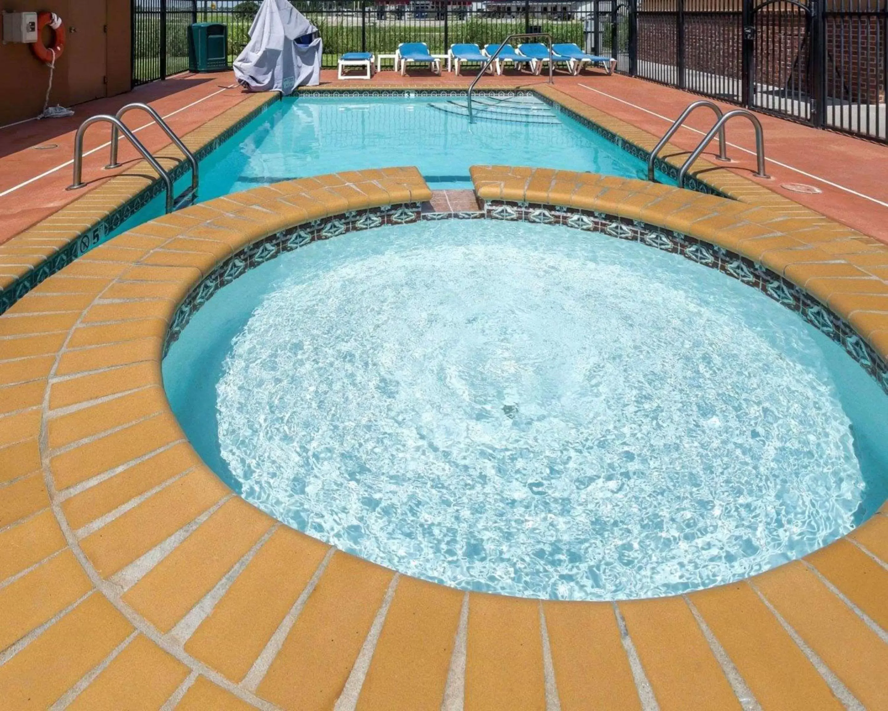Activities, Swimming Pool in Quality Inn Donaldsonville - Gonzales