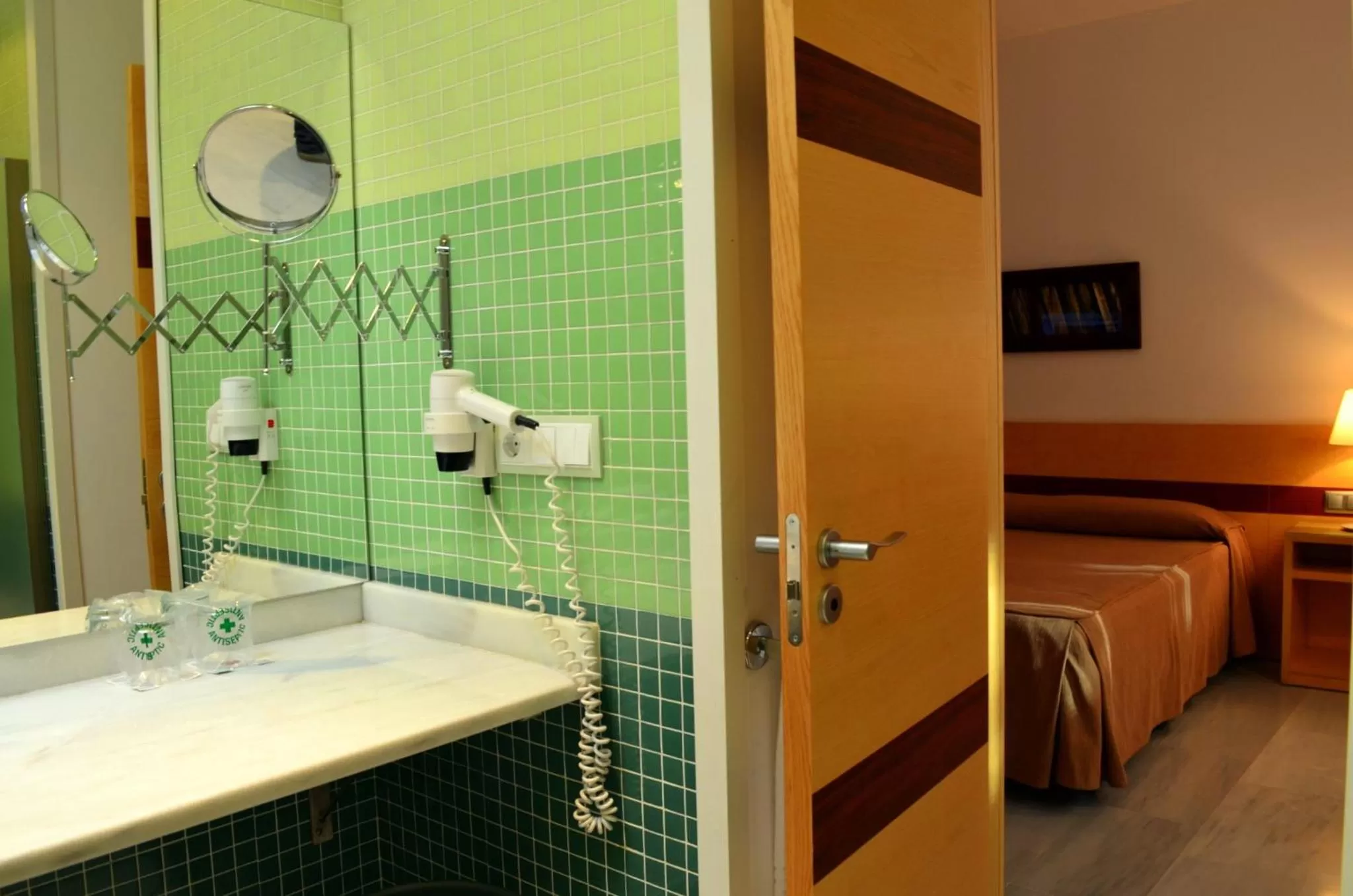 Shower, Bed in Hotel Mirador de Llerena