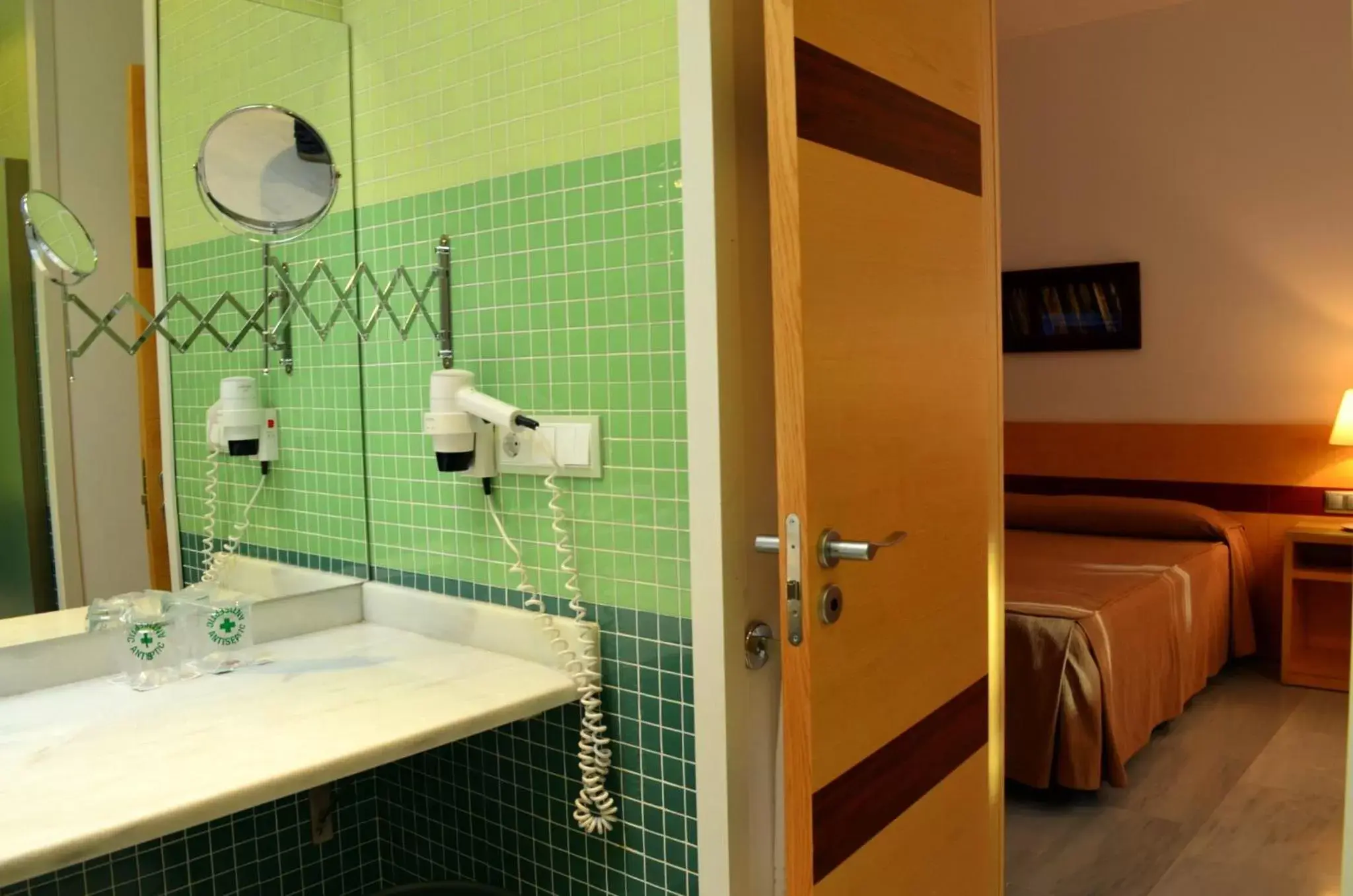 Shower, Bathroom in Hospedería Mirador de Llerena