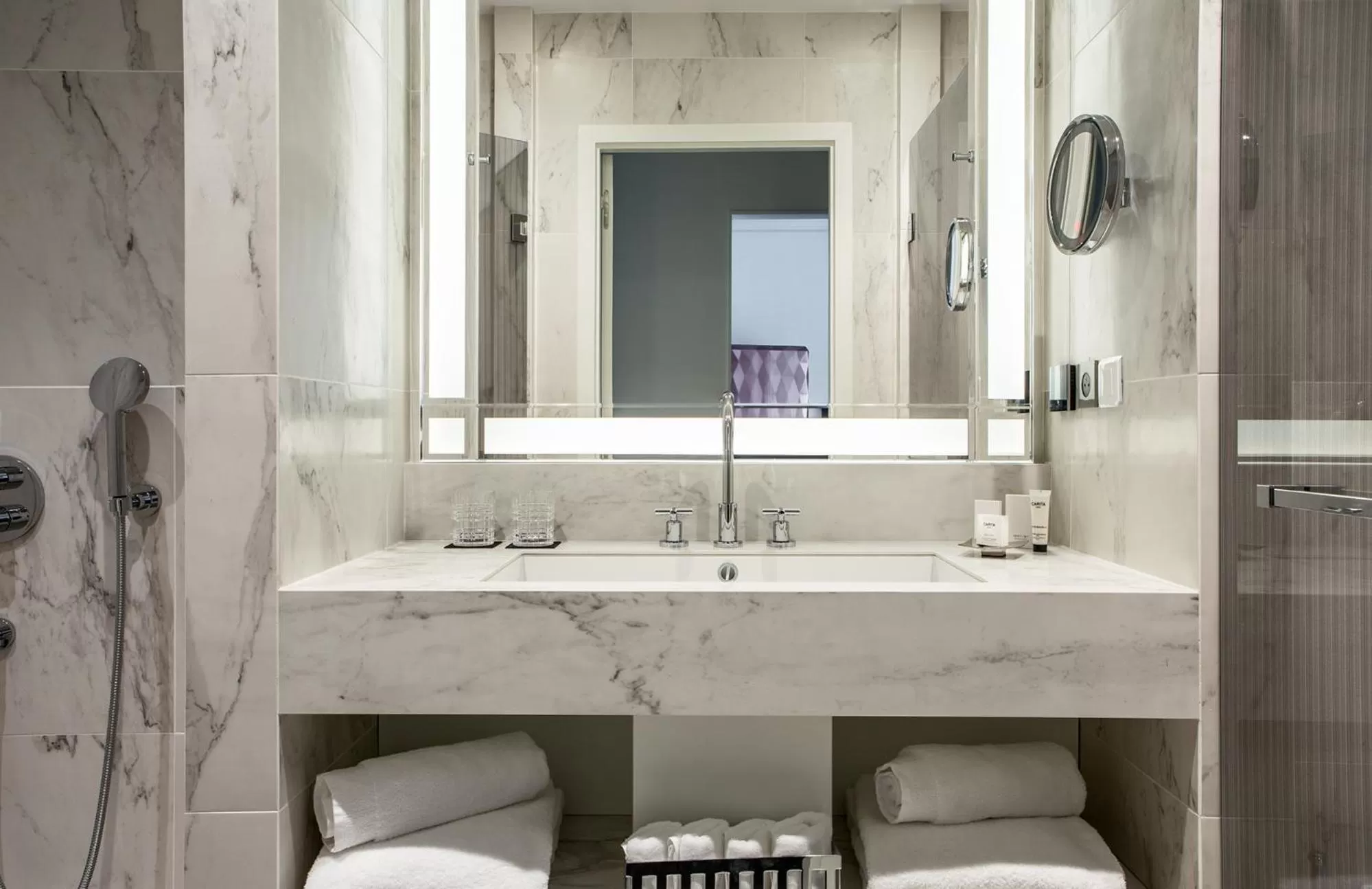 Shower in Fauchon l'Hôtel Paris