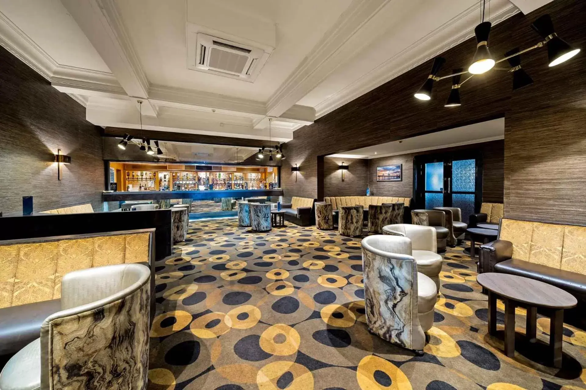 Lounge or bar, Restaurant/Places to Eat in Cliffs Hotel