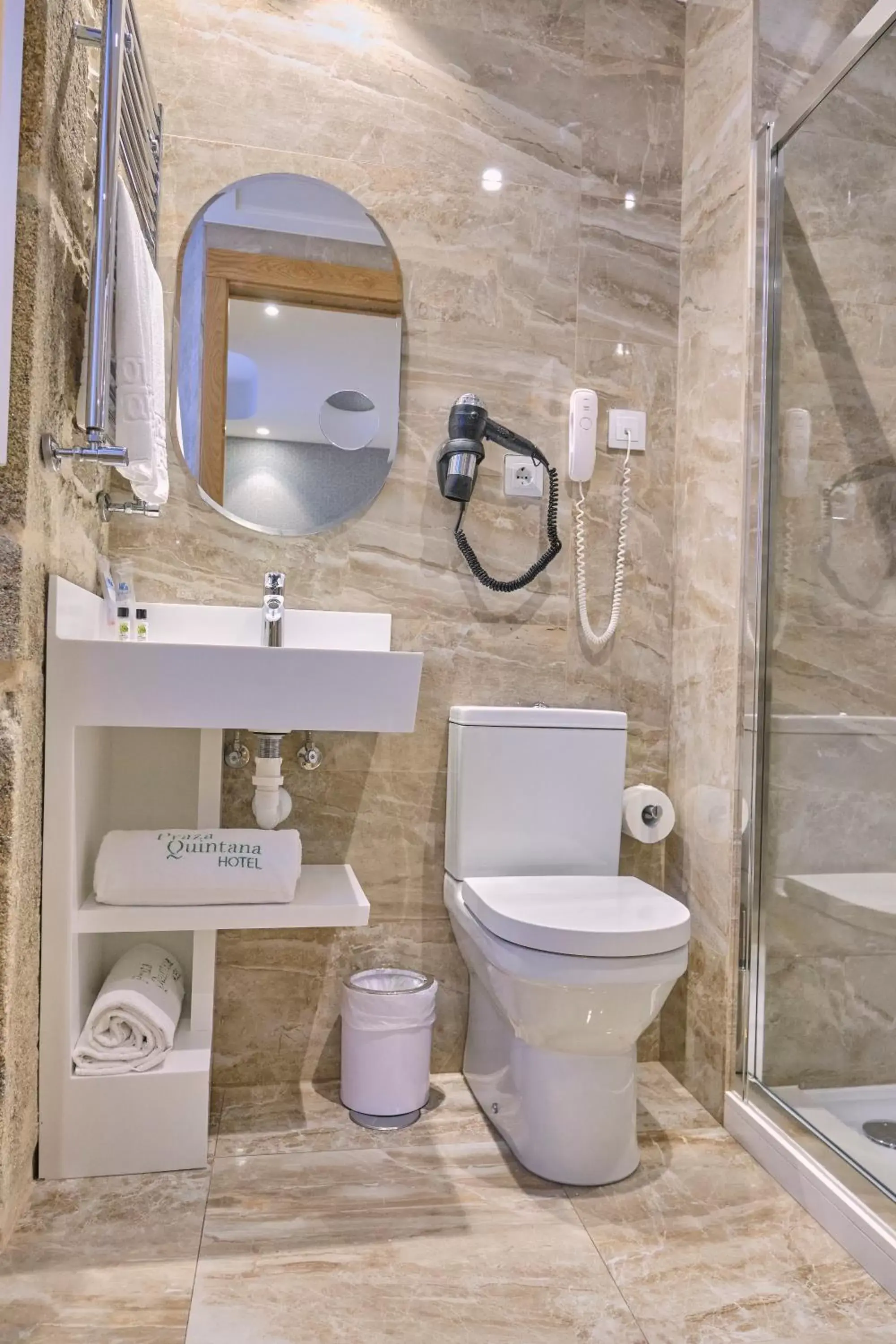 Shower, Bathroom in Hotel Praza Quintana