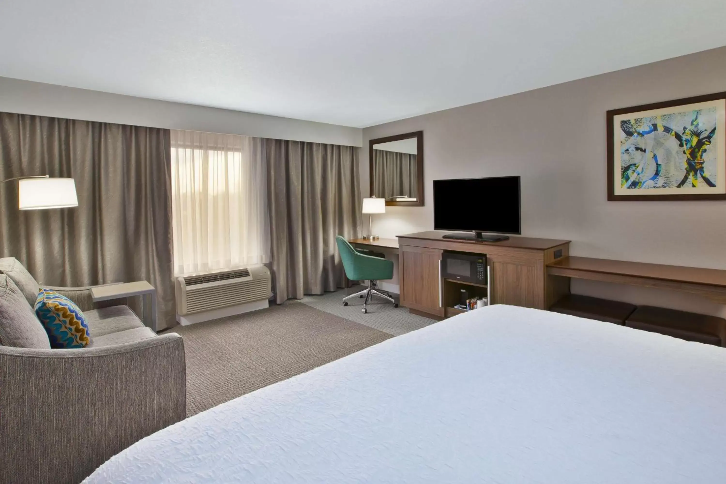 Bedroom, TV/Entertainment Center in Hampton Inn & Suites Alliance