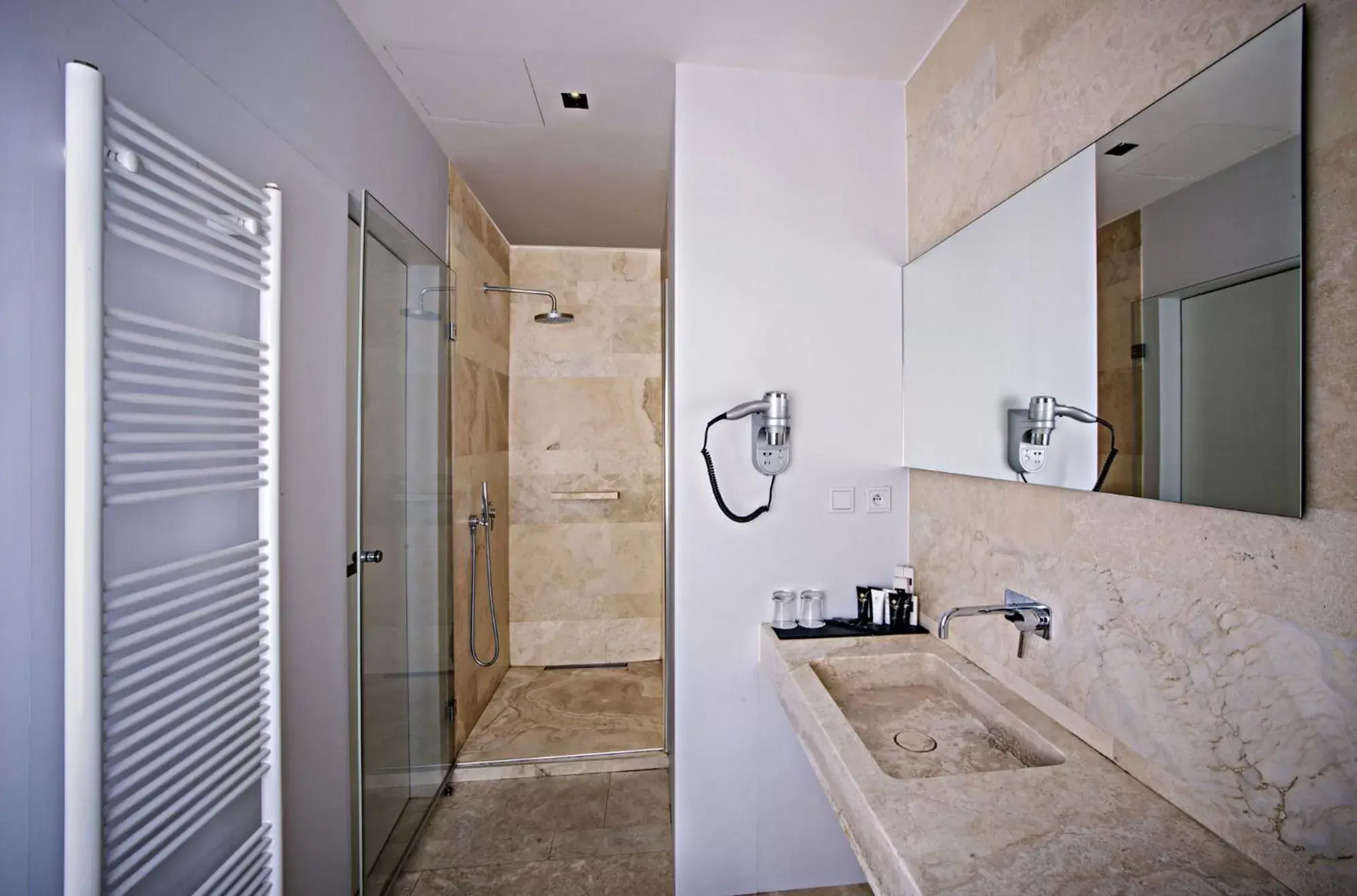 Shower, Bathroom in Hotel Golden Crown