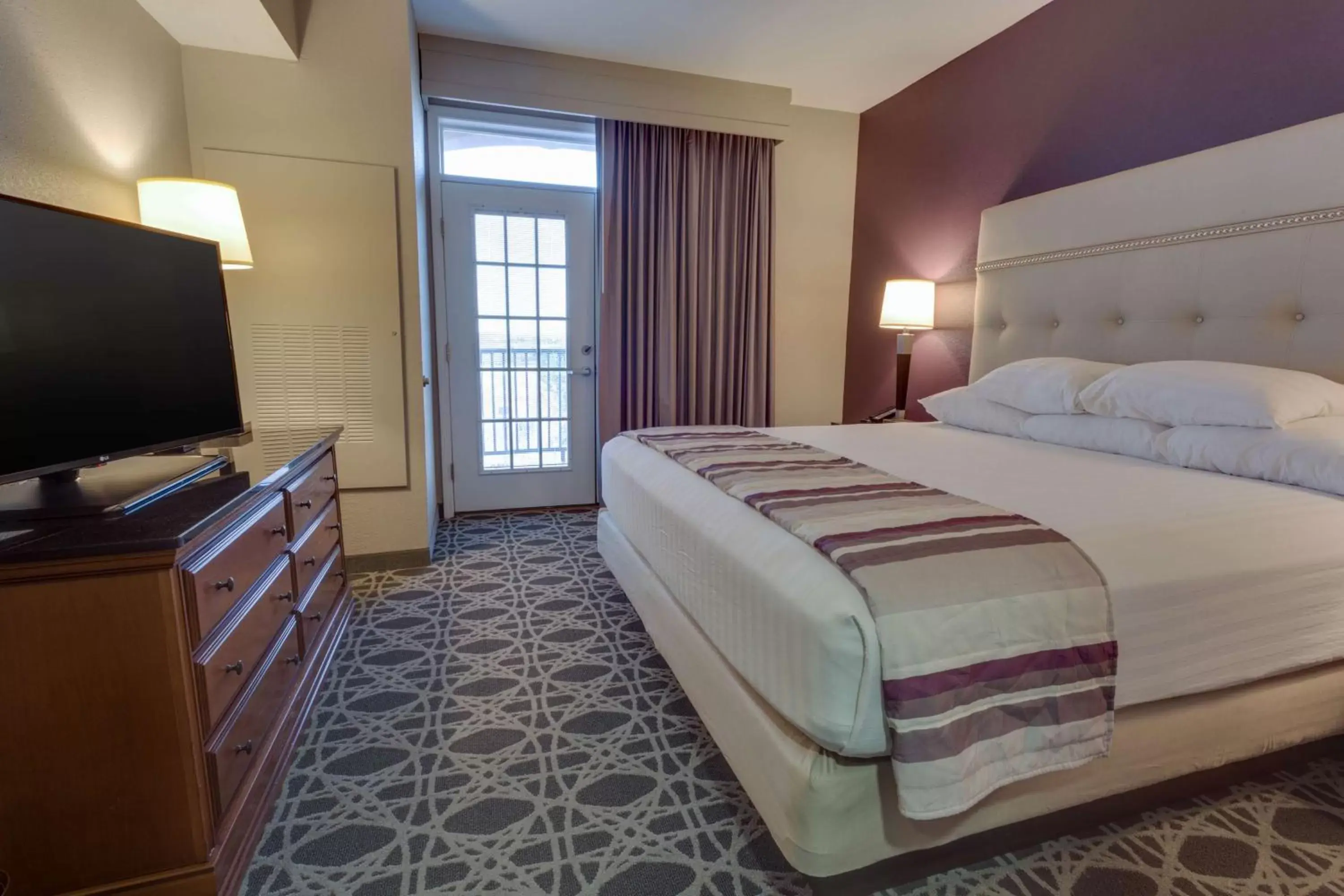 Photo of the whole room, Bed in Drury Inn & Suites Las Cruces