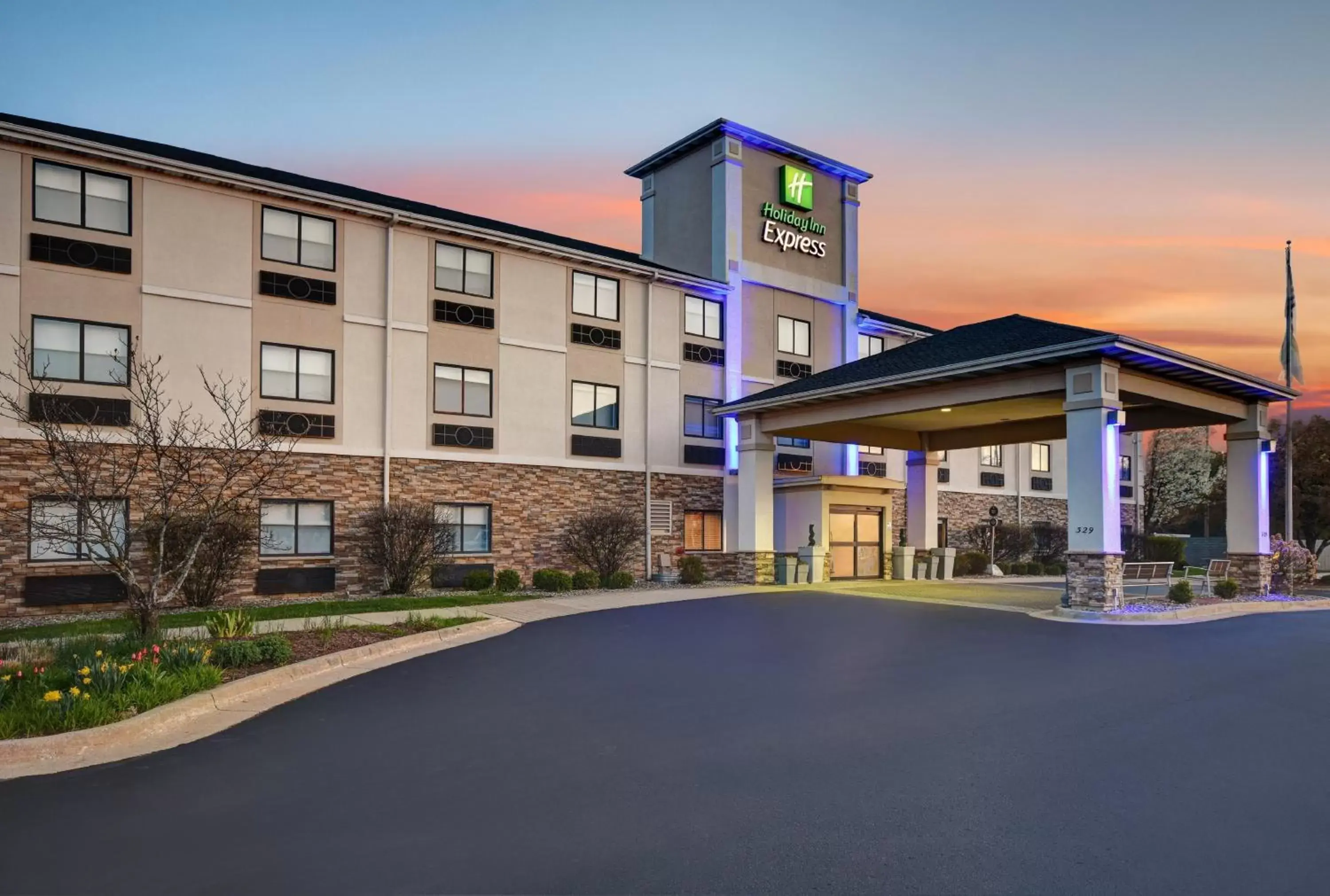 Property Building in Holiday Inn Express Marshall, an IHG Hotel