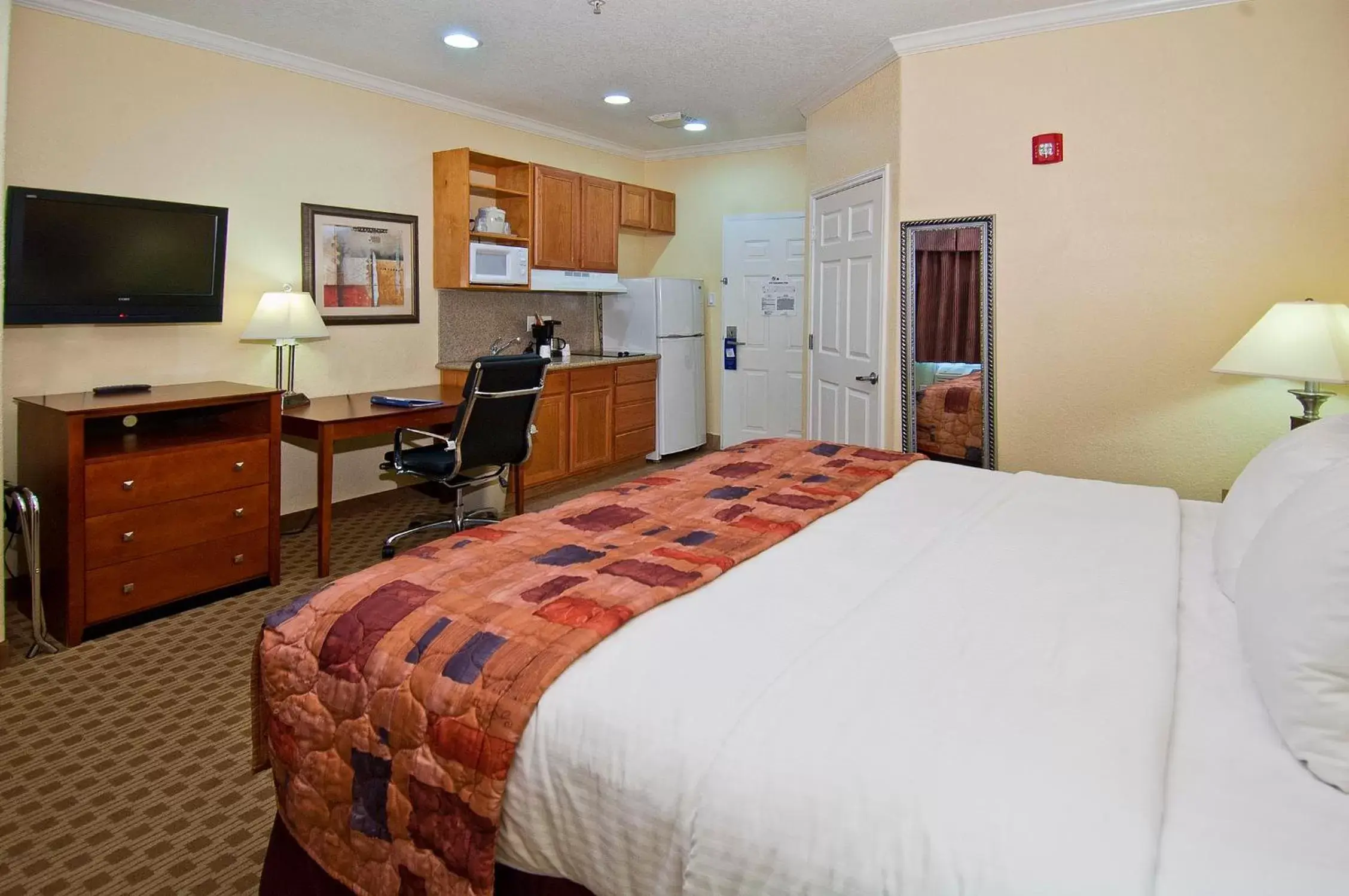 Photo of the whole room, TV/Entertainment Center in Extended Stay America Suites - Baytown