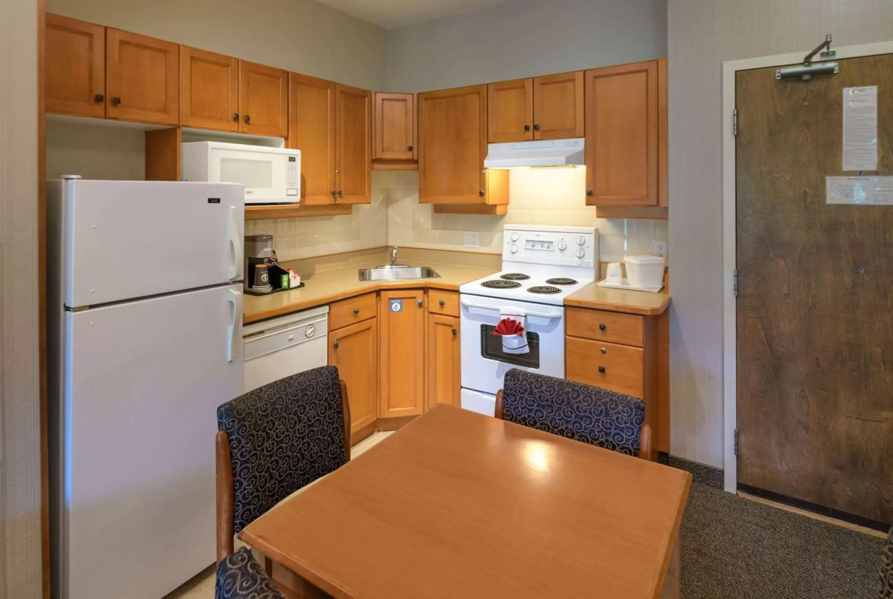 Photo of the whole room, Kitchen/Kitchenette in Ramada by Wyndham Penticton Hotel & Suites