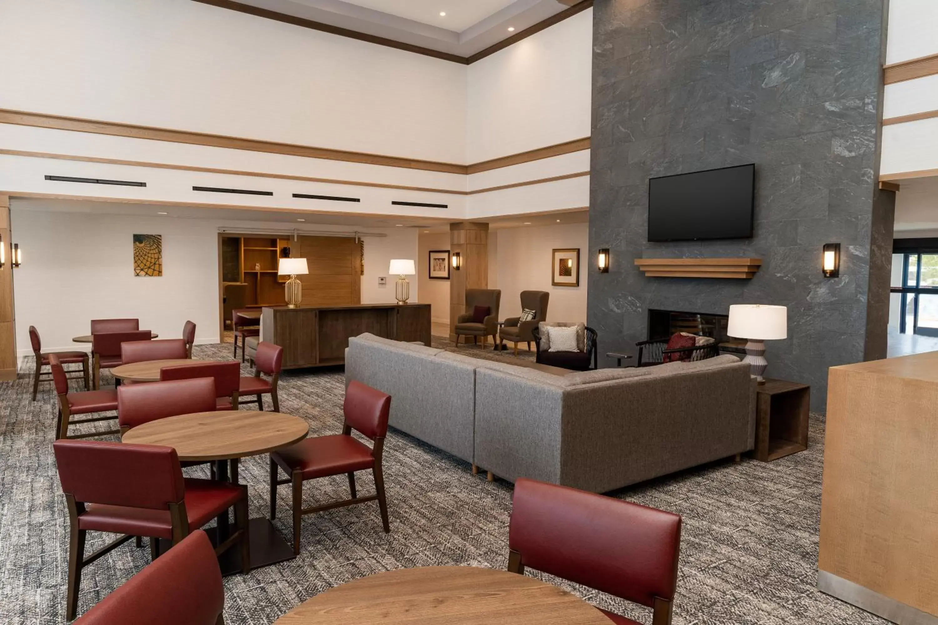 Lobby or reception, Lounge/Bar in Staybridge Suites - Temecula - Wine Country, an IHG Hotel